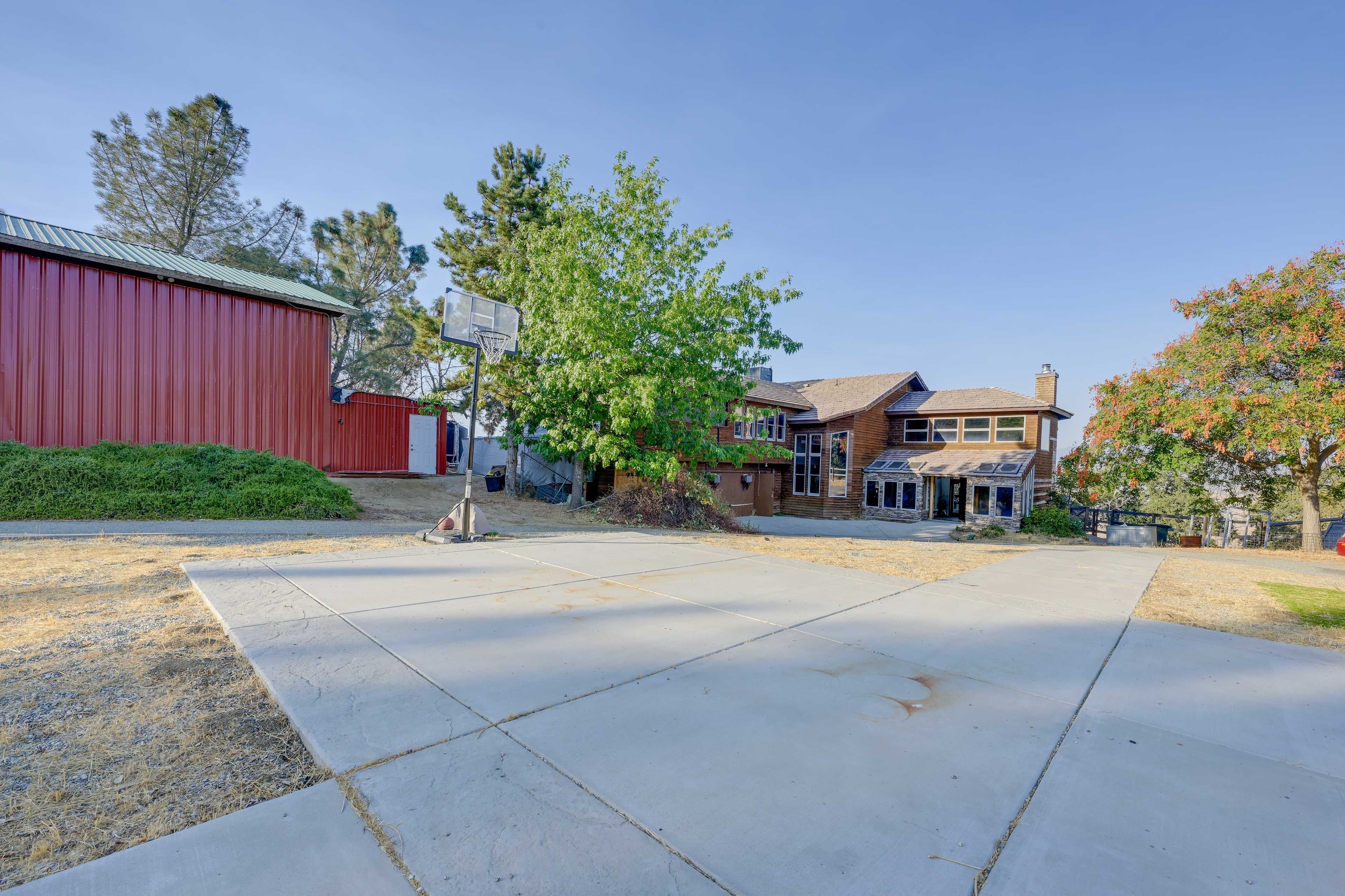 Parking | Driveway Parking (5 Vehicles) | EV Charger | Basketball Hoop