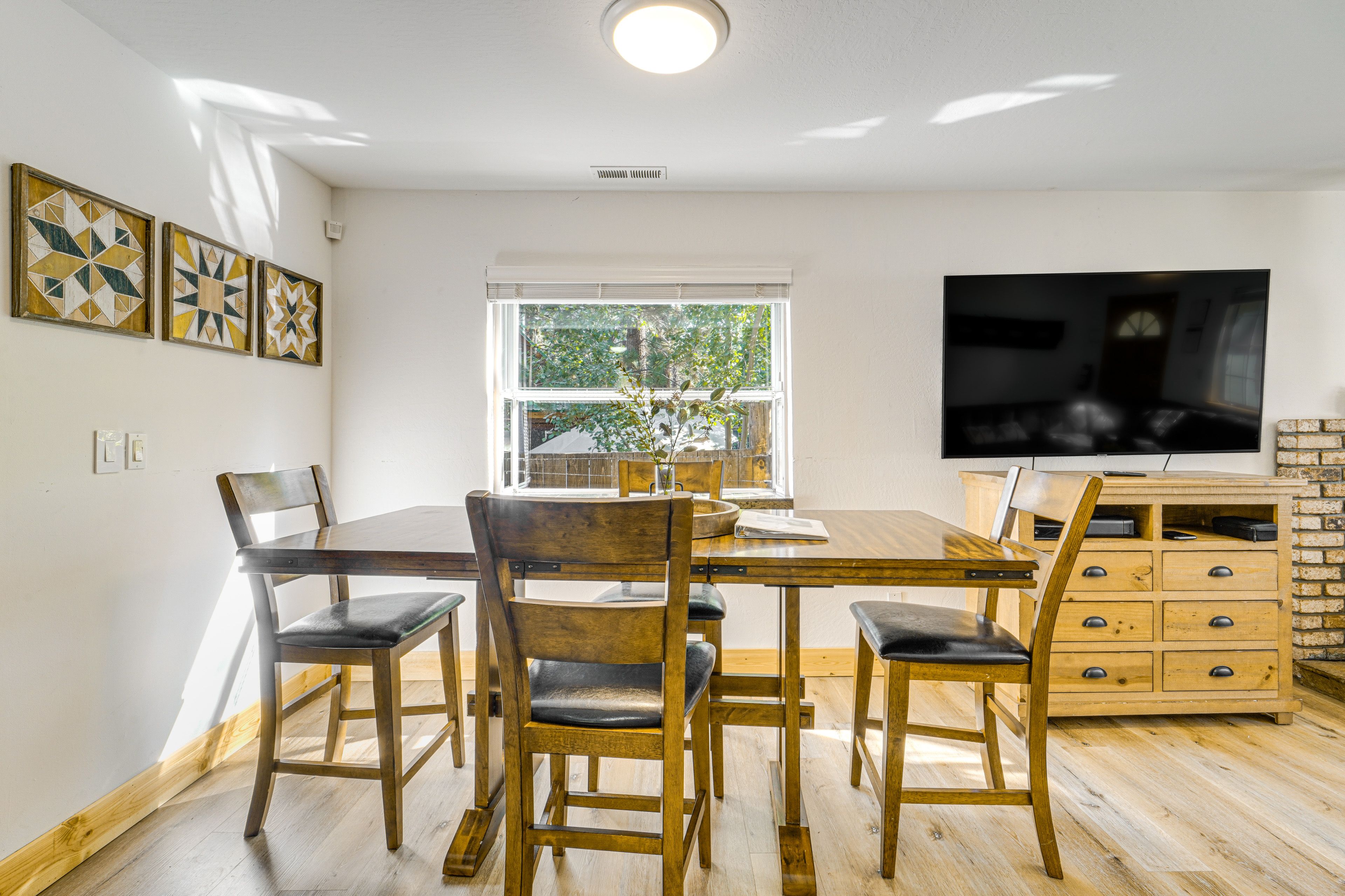 Dining Area | Dishware & Flatware Provided