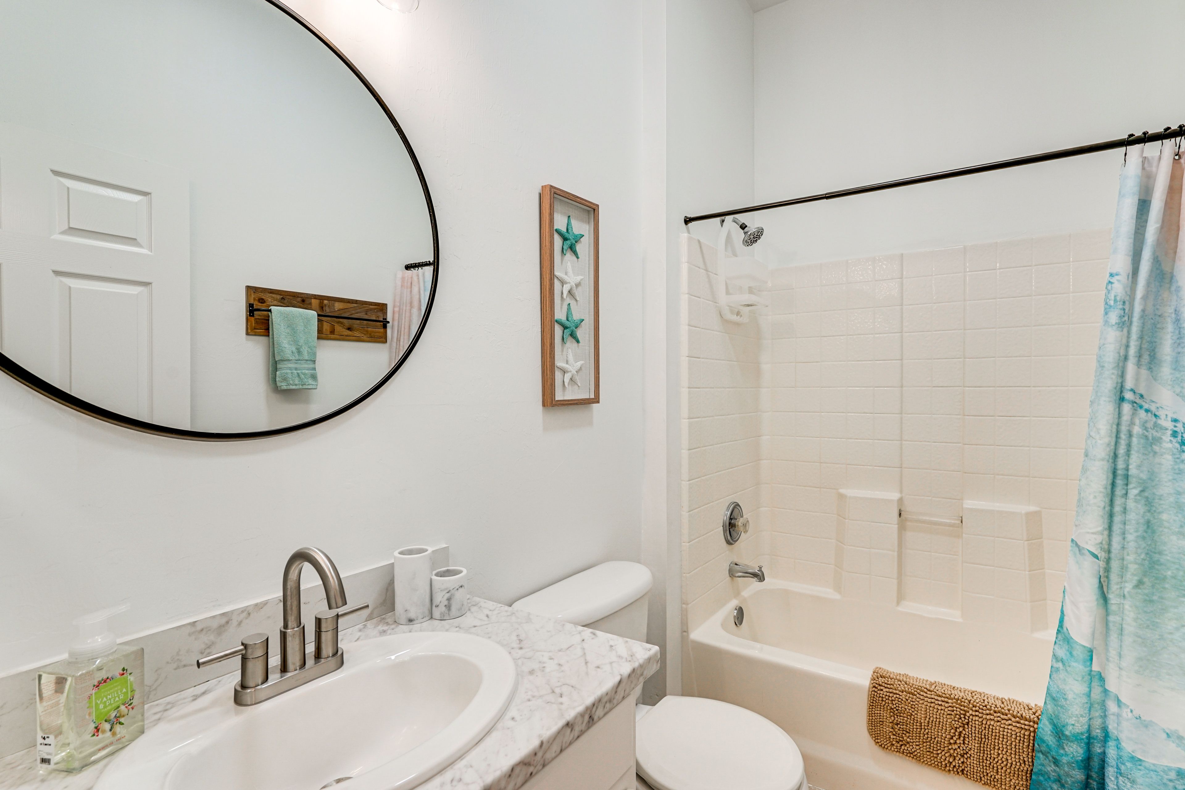Full Bathroom | Towels Provided
