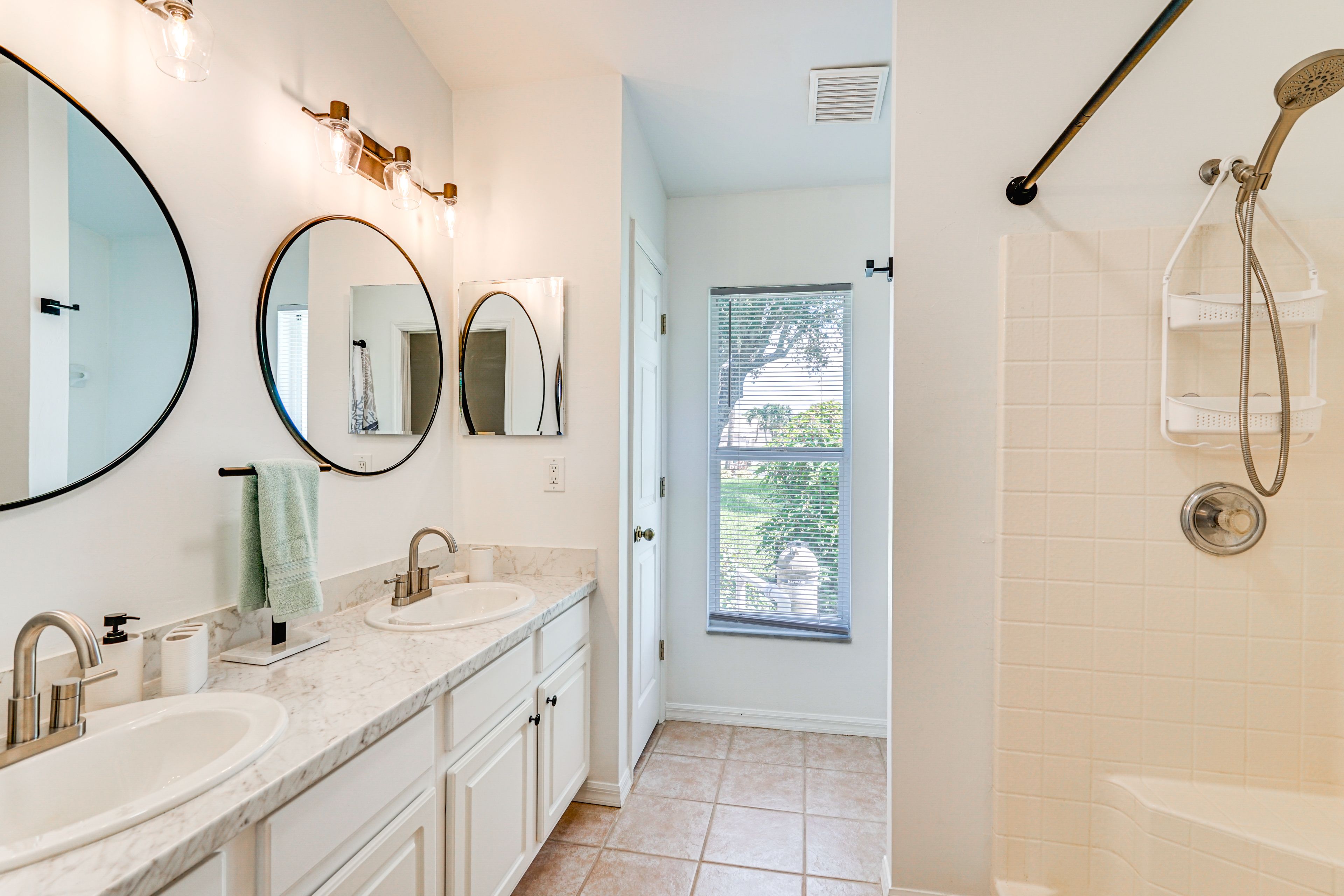 Full Bathroom | Towels Provided