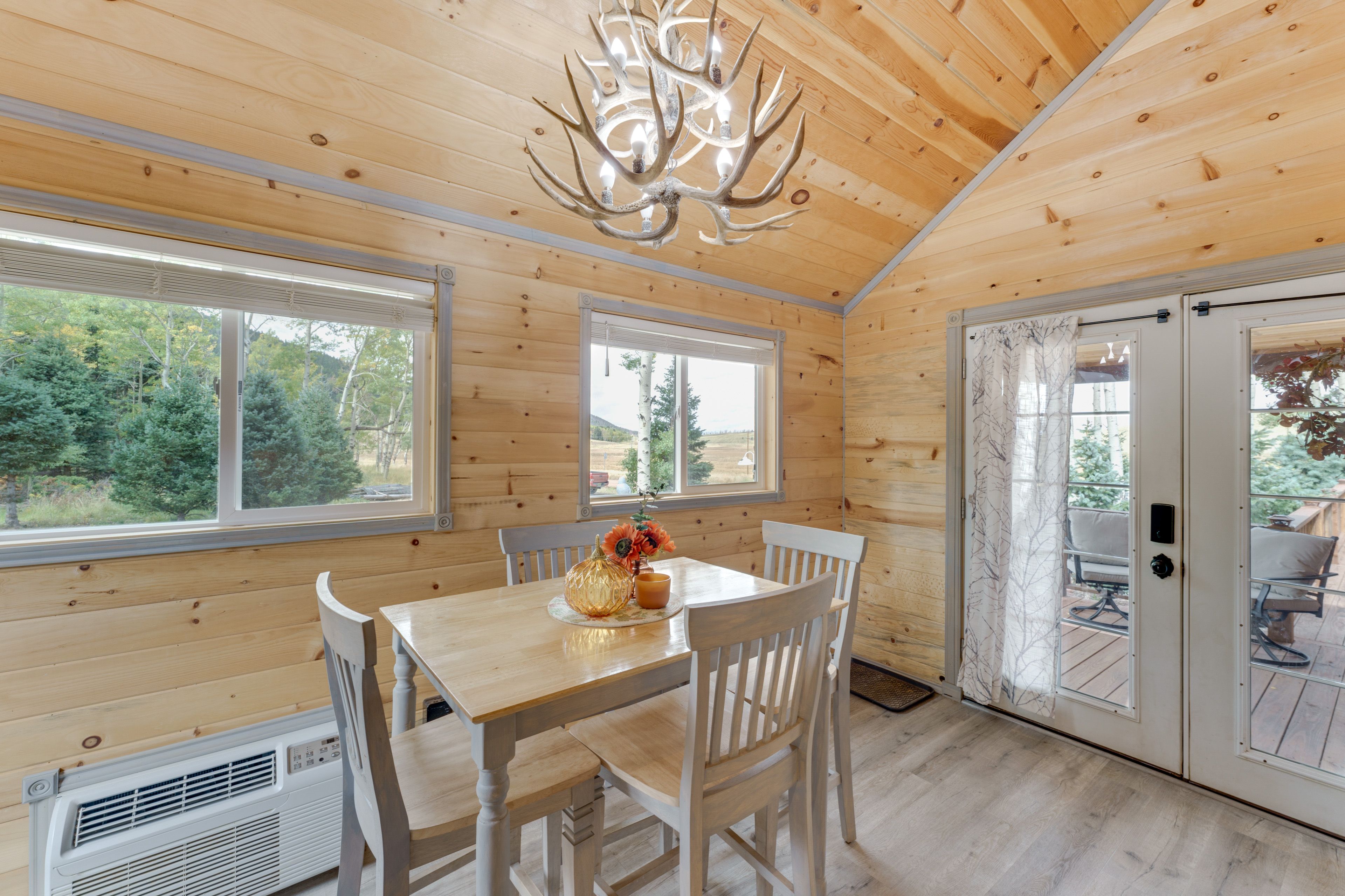 Dining Area | Dishware & Flatware Provided