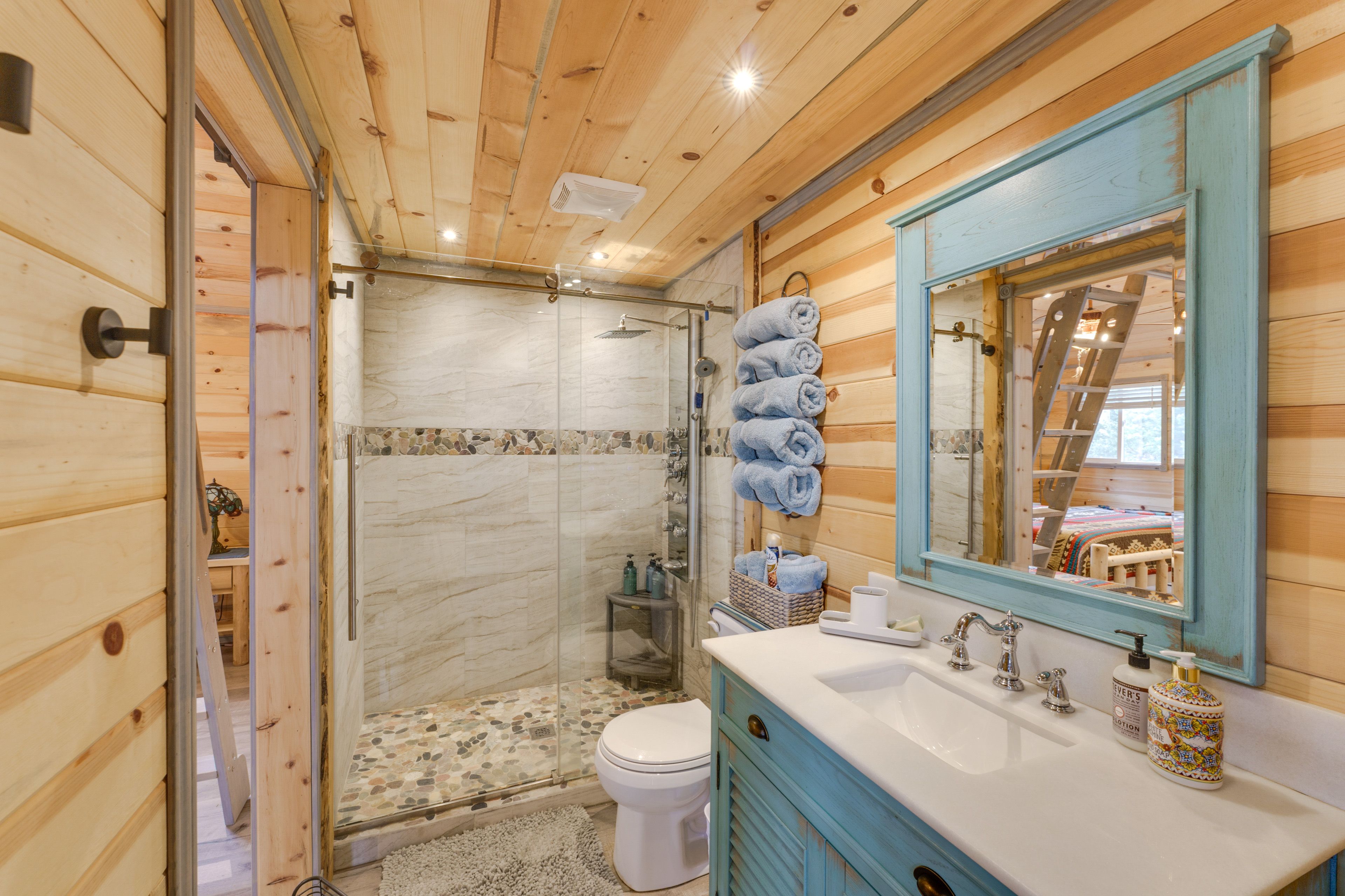 Full Bathroom | Towels Provided