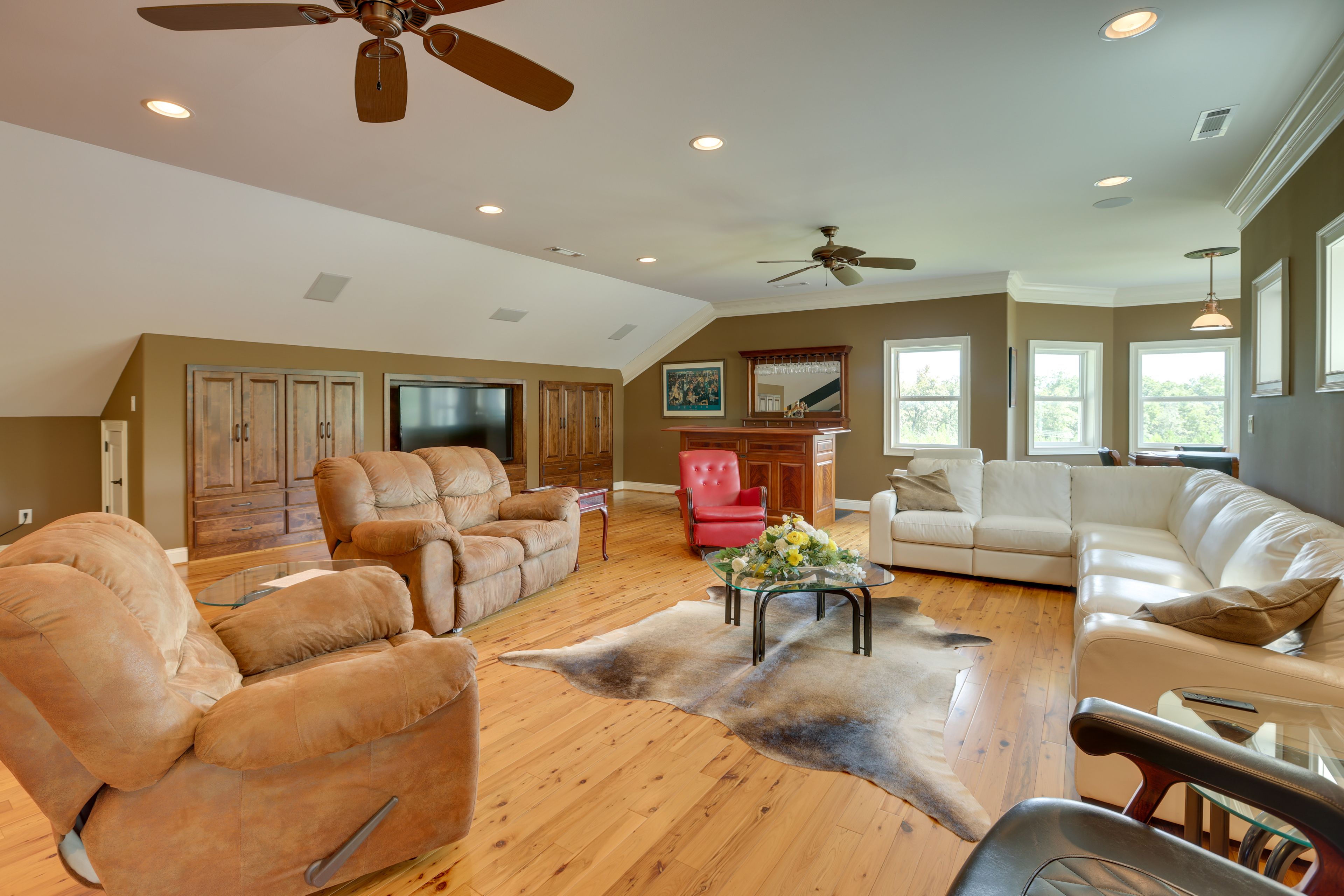 Upstairs Living Room | Smart TV | Bar | 2nd Floor