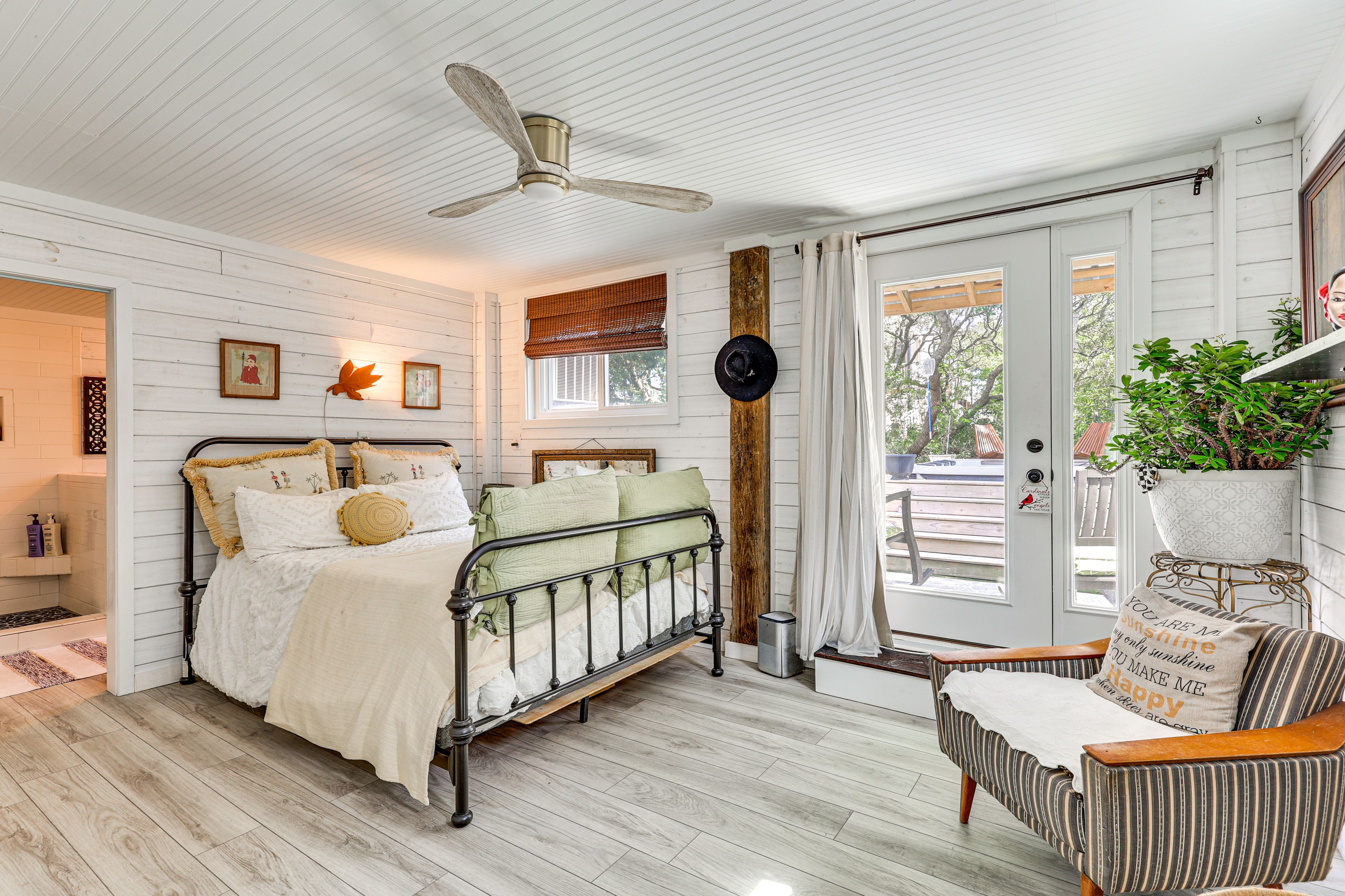 Bedroom 1 | Queen Bed | Smart TV