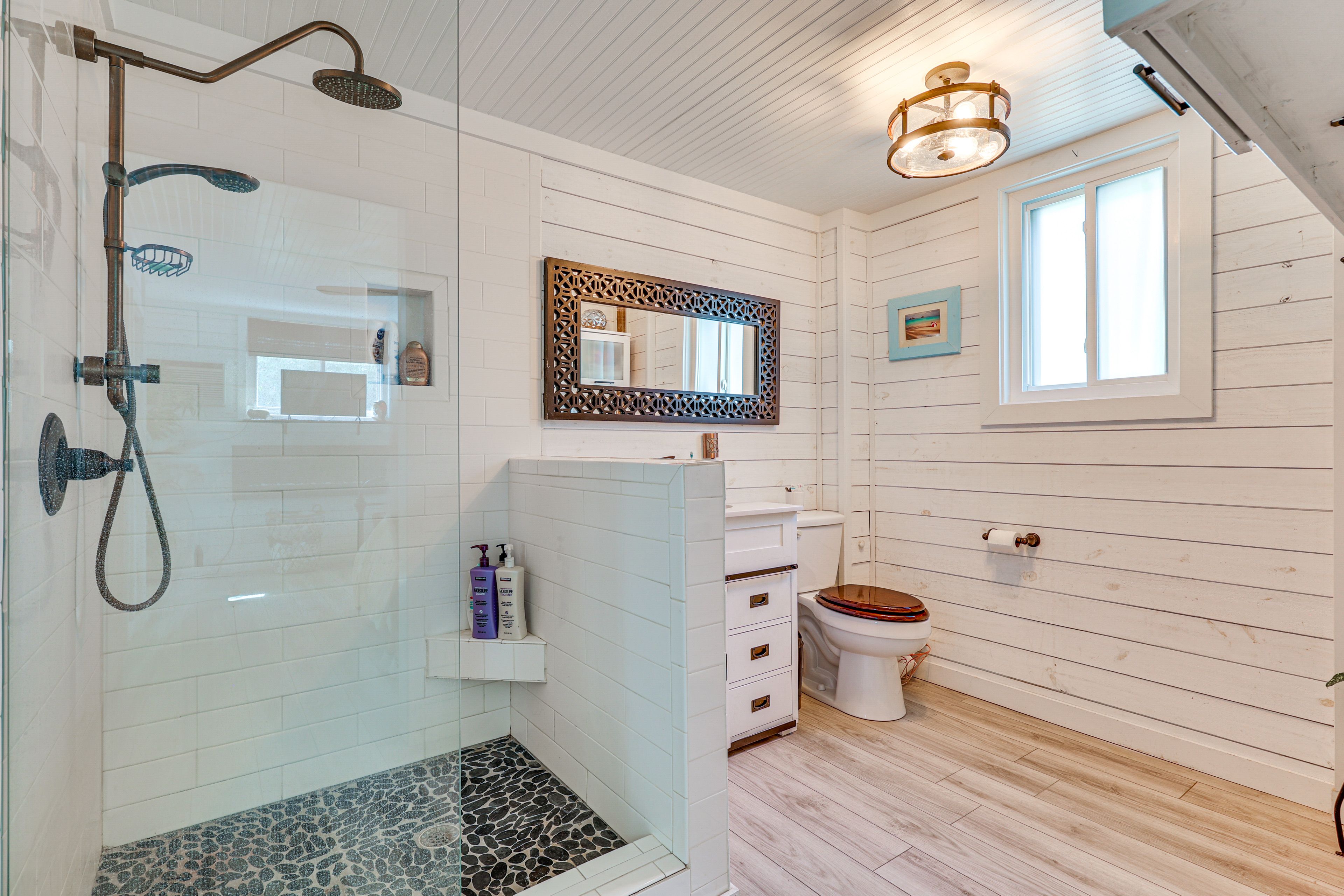 Full Bathroom | Complimentary Toiletries