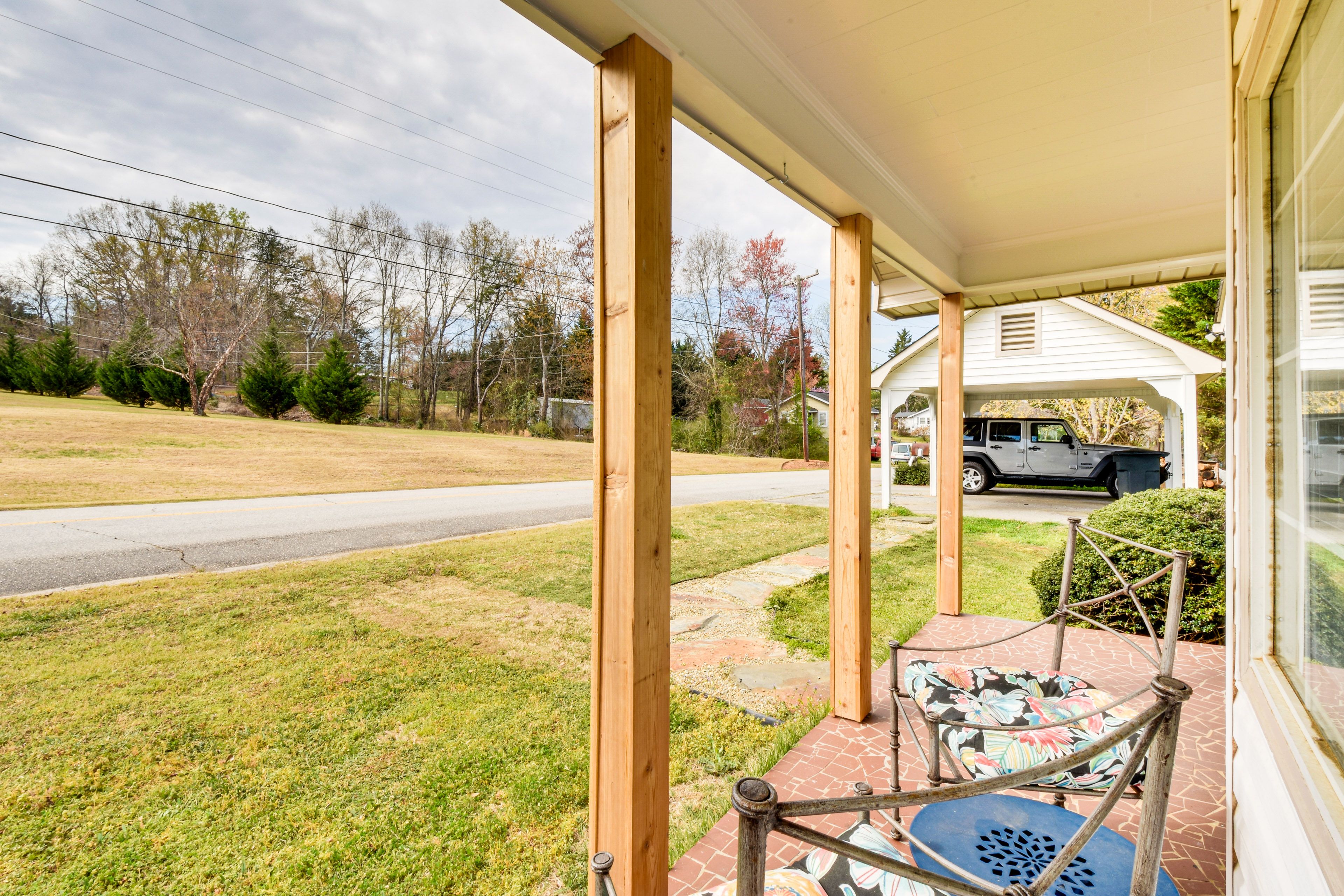 Front Porch w/ Seating