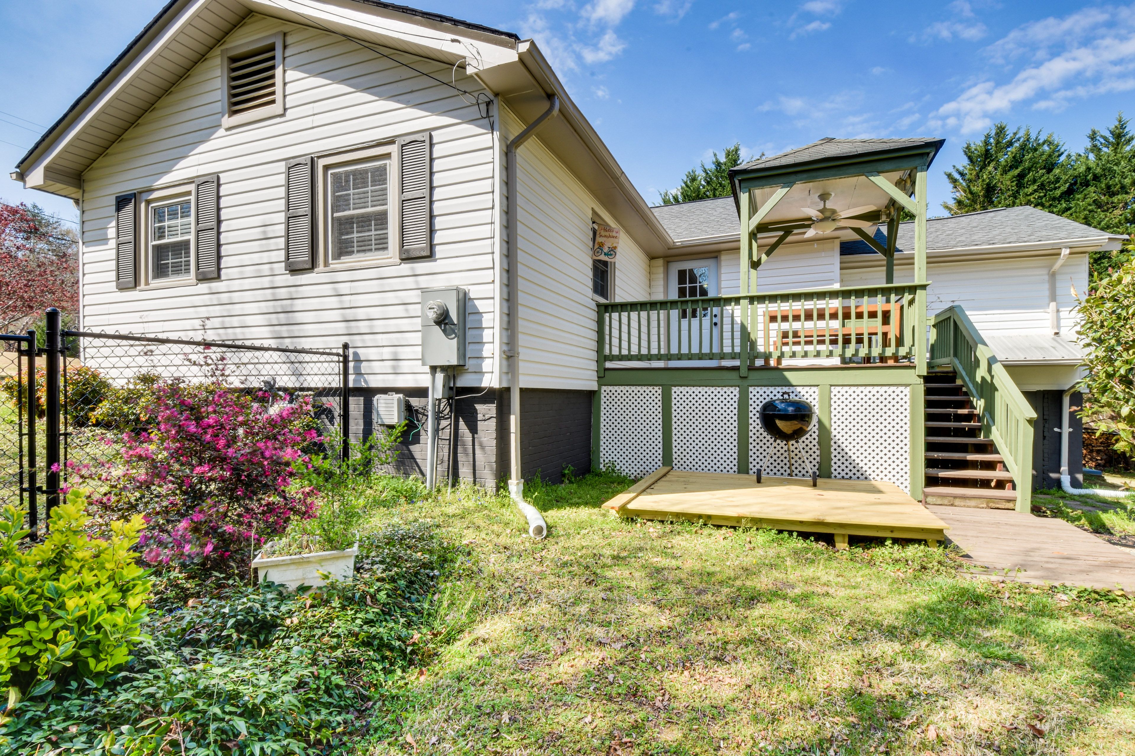 Fenced-In Yard | Charcoal Grill