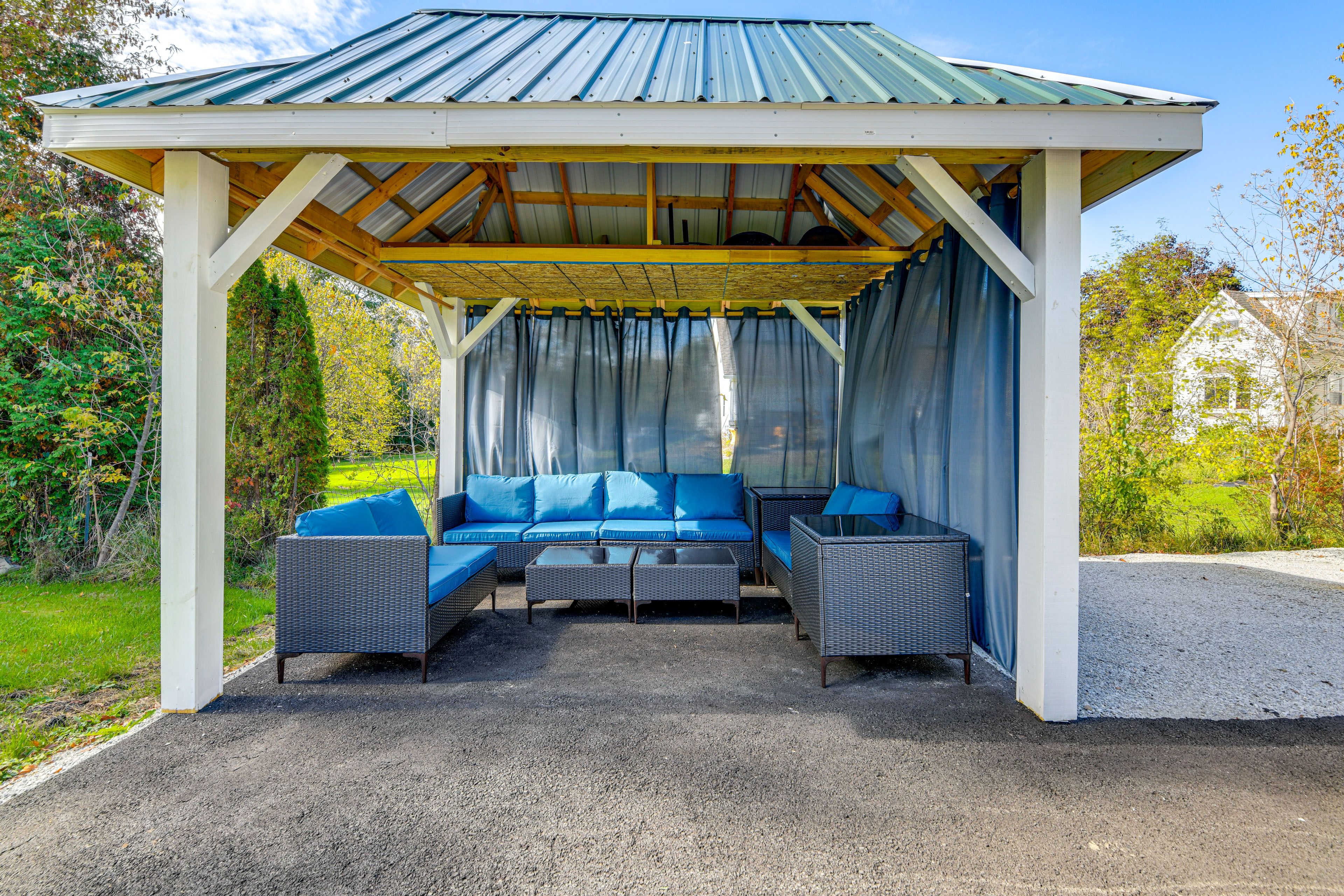 Outdoor Seating | Single-Story Apartment