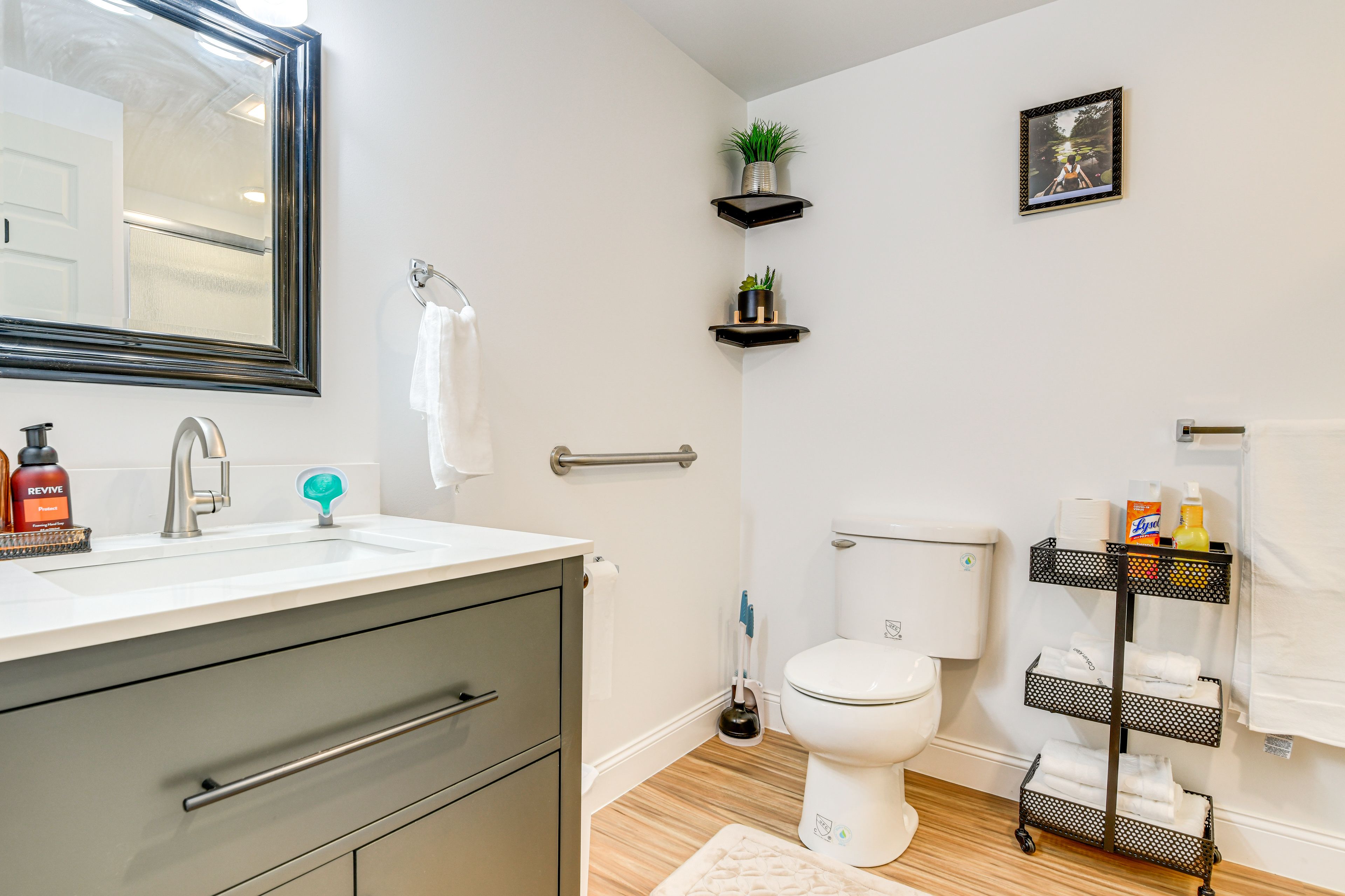 Full Bathroom | Towels Provided