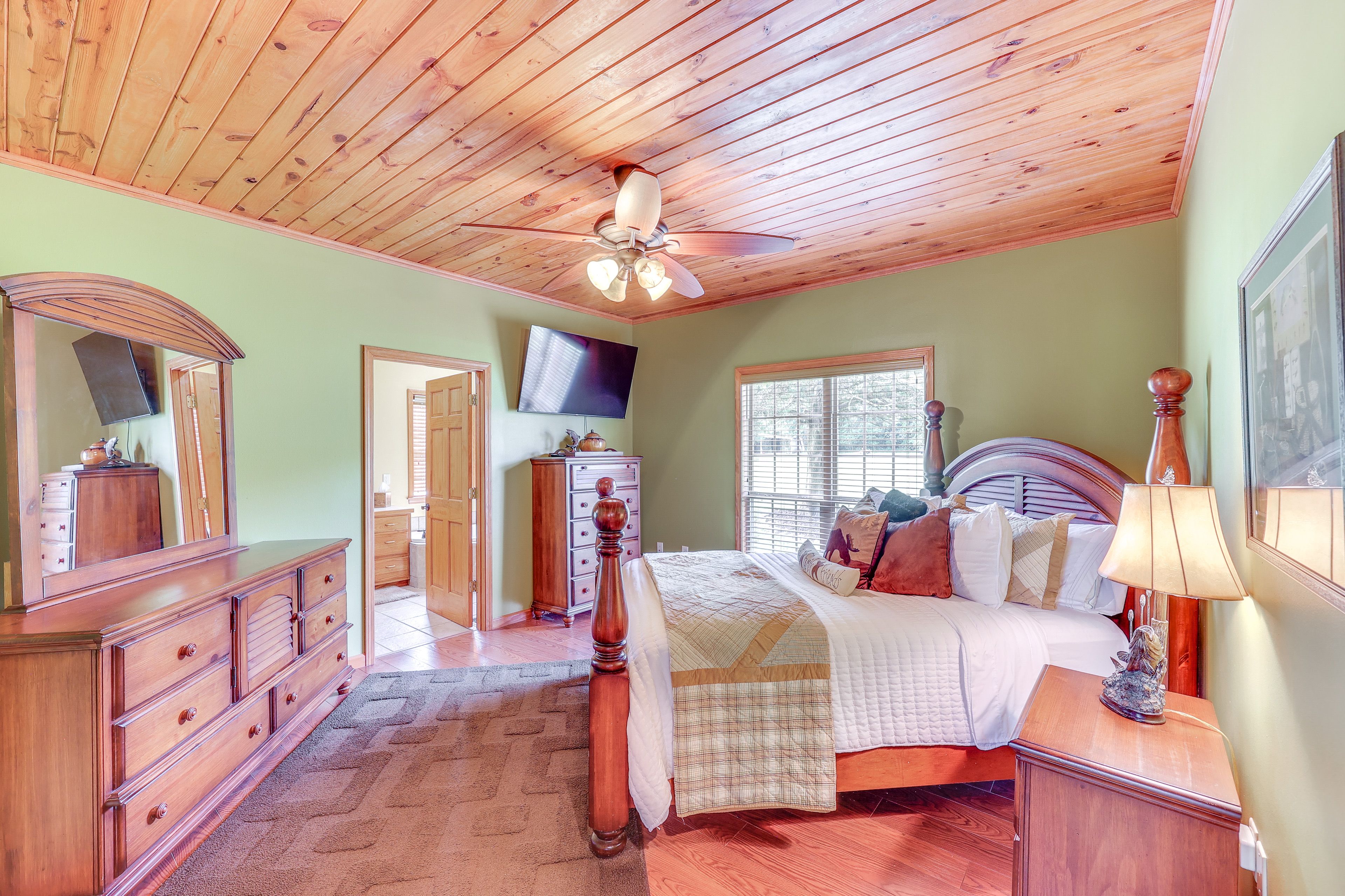 Bedroom 1 | Queen Bed | Linens Provided | 1st Floor