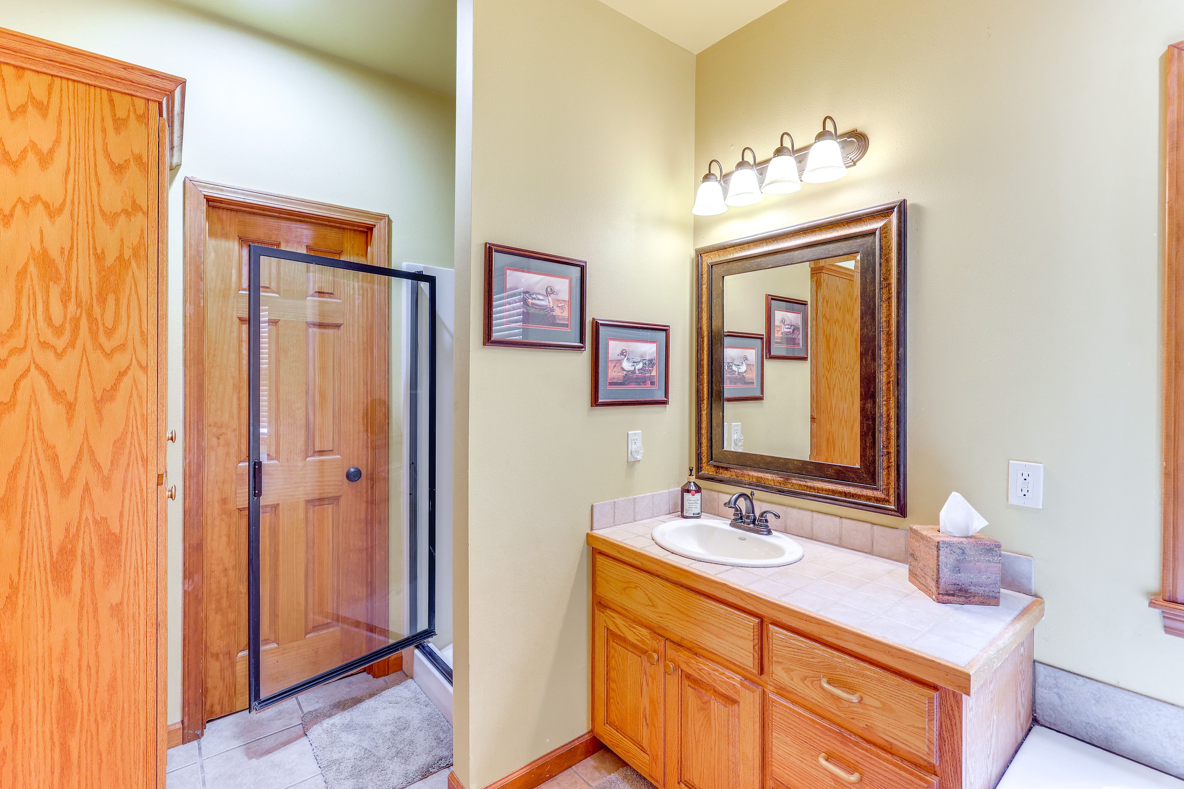 Full Bathroom | Towels Provided | Complimentary Toiletries | 1st Floor
