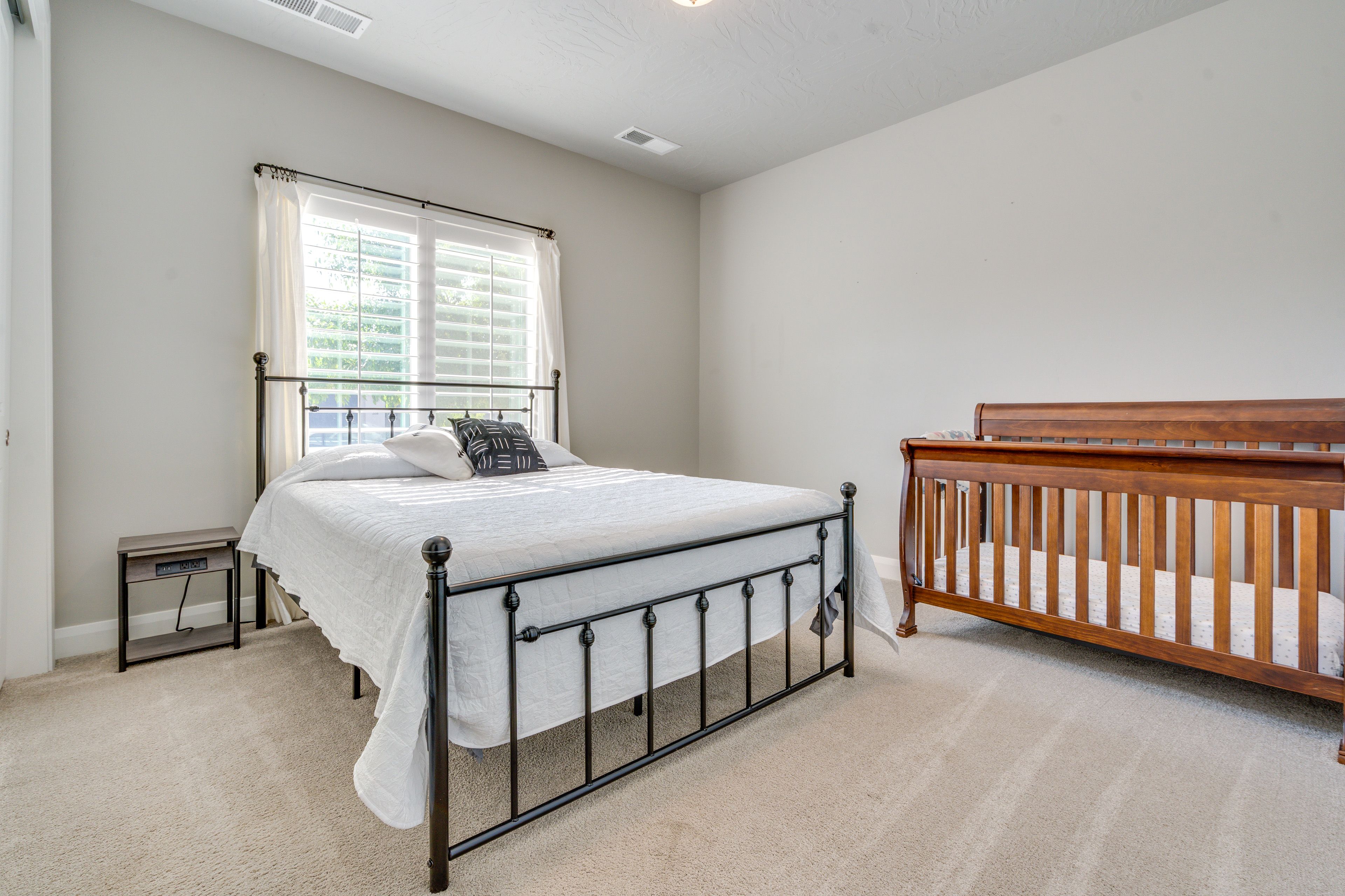 Bedroom 3 | Queen Bed | Crib