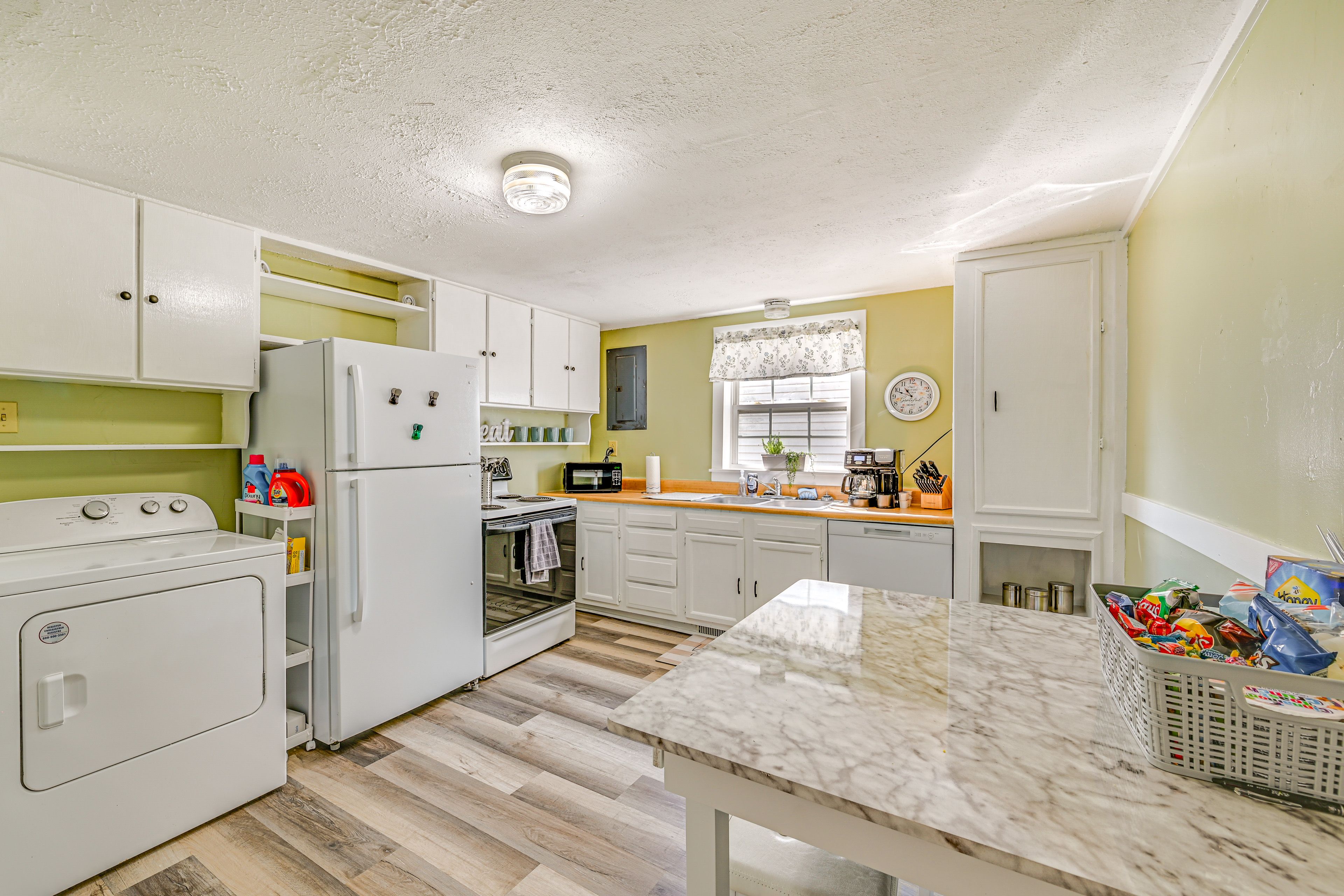 Kitchen | Dining Area | Cooking Basics | Dishware/Flatware | Washer/Dryer