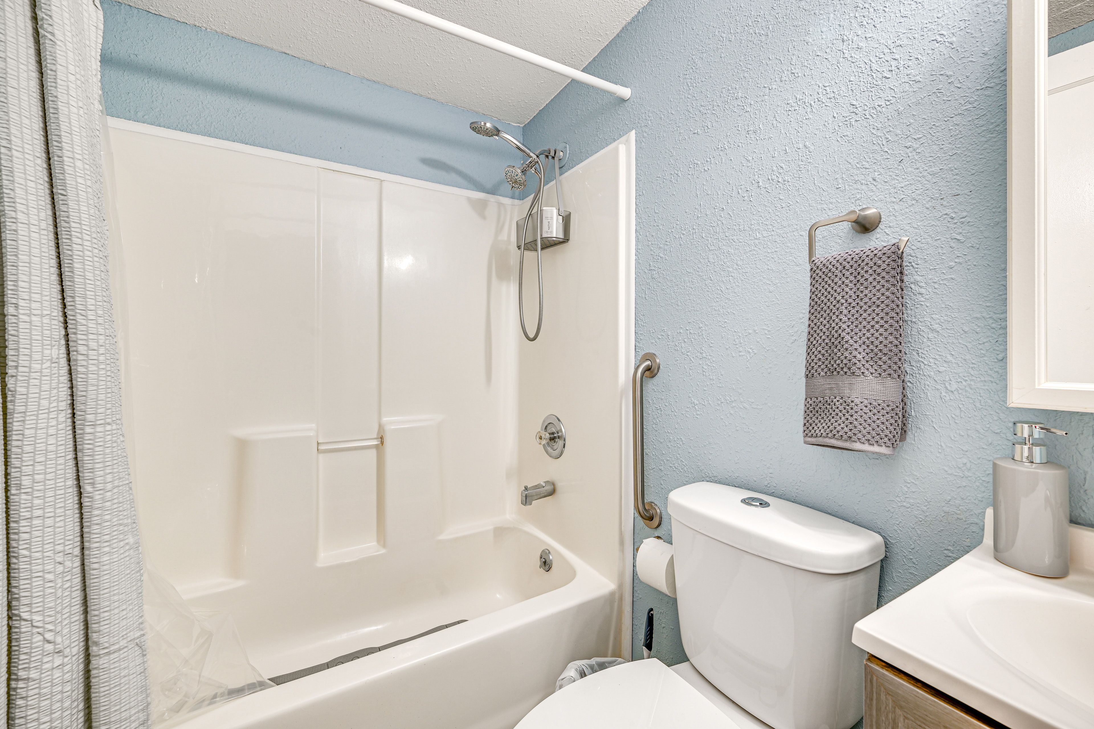 Full Bathroom | Complimentary Toiletries | Towels Provided