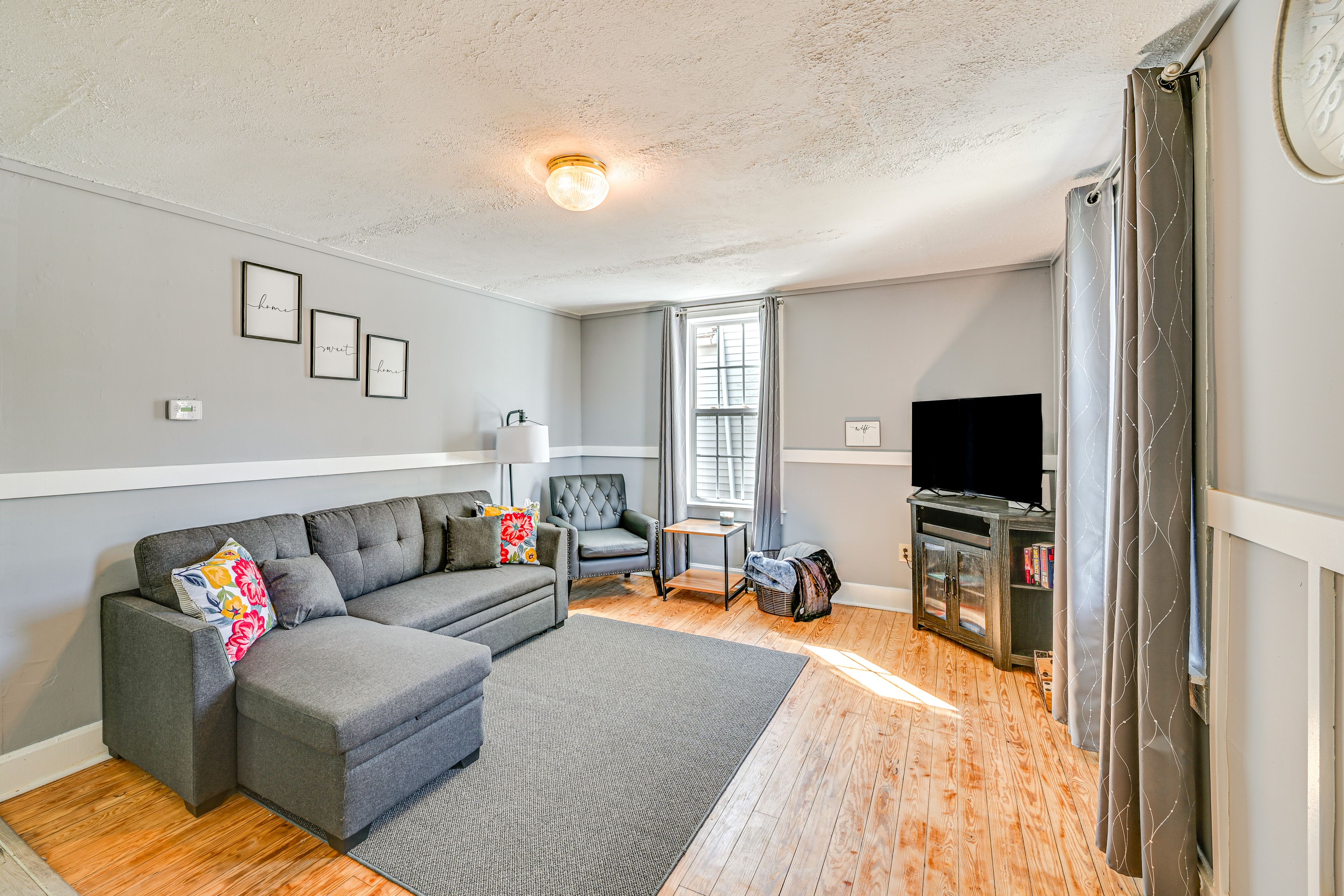 Living Room | Full Sleeper Sofa | Central Heating & A/C | Free WiFi | Books