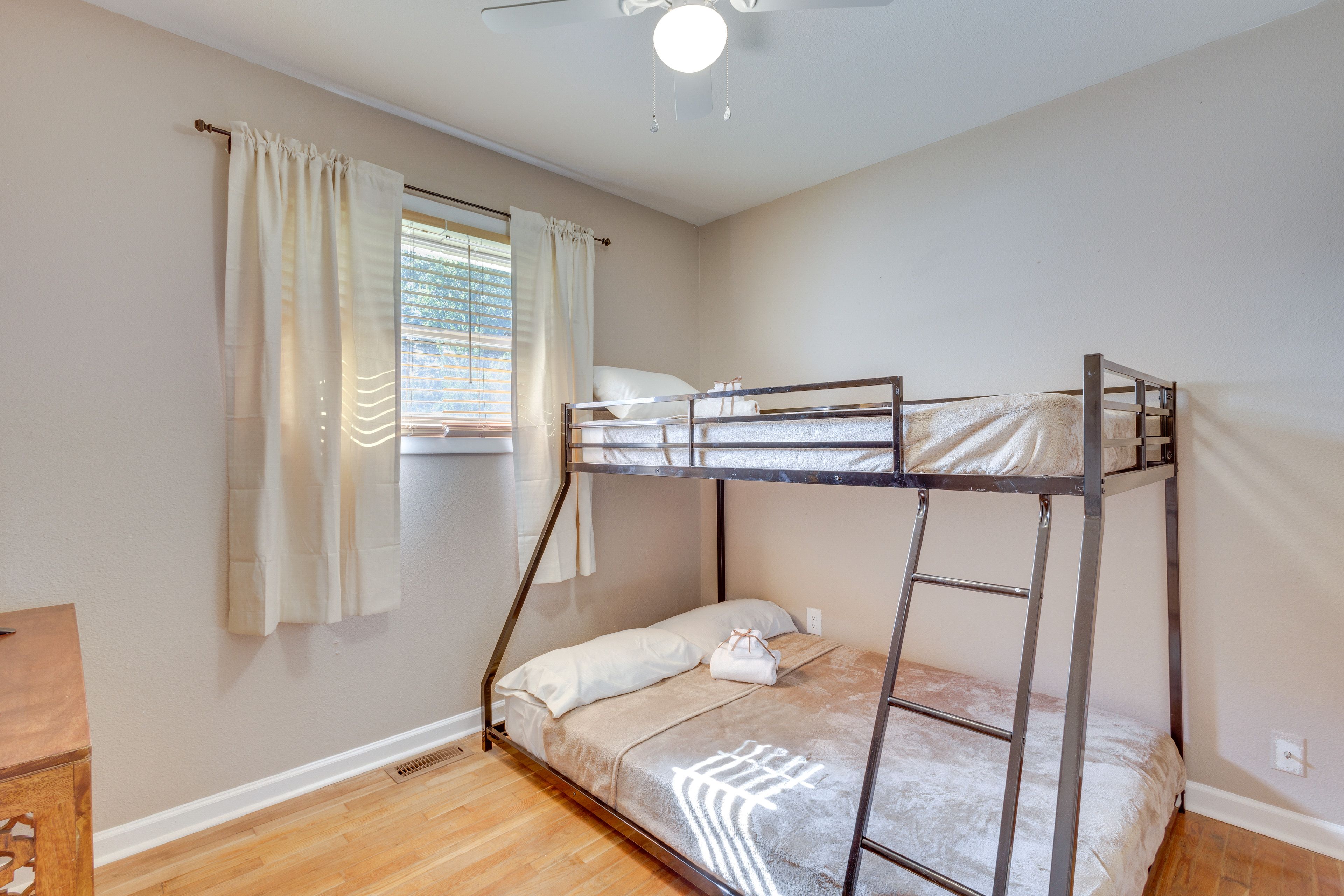 Bedroom 3 | Twin/Full Bunk Bed