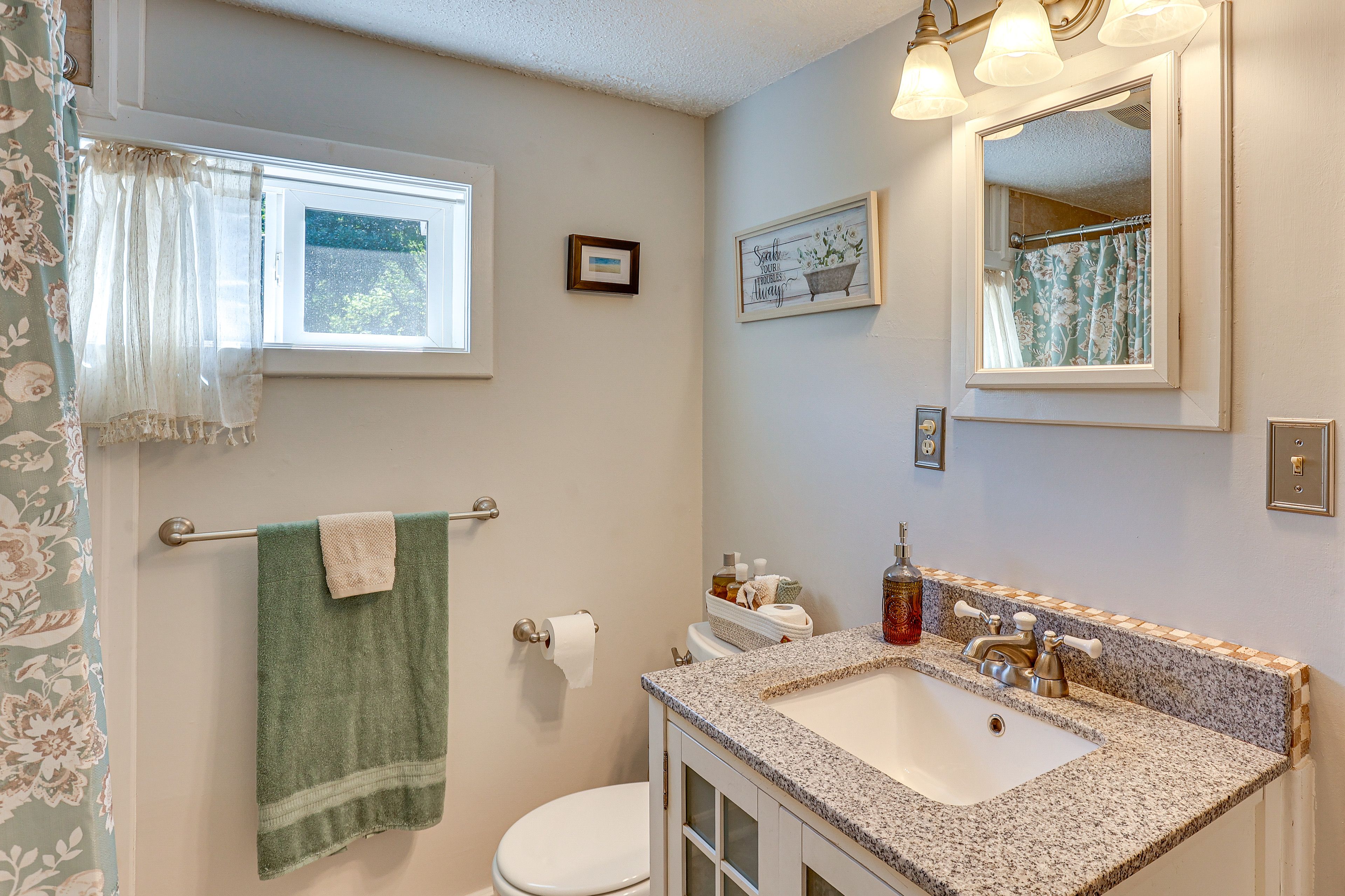 Full Bathroom | 2nd Floor | Towels Provided