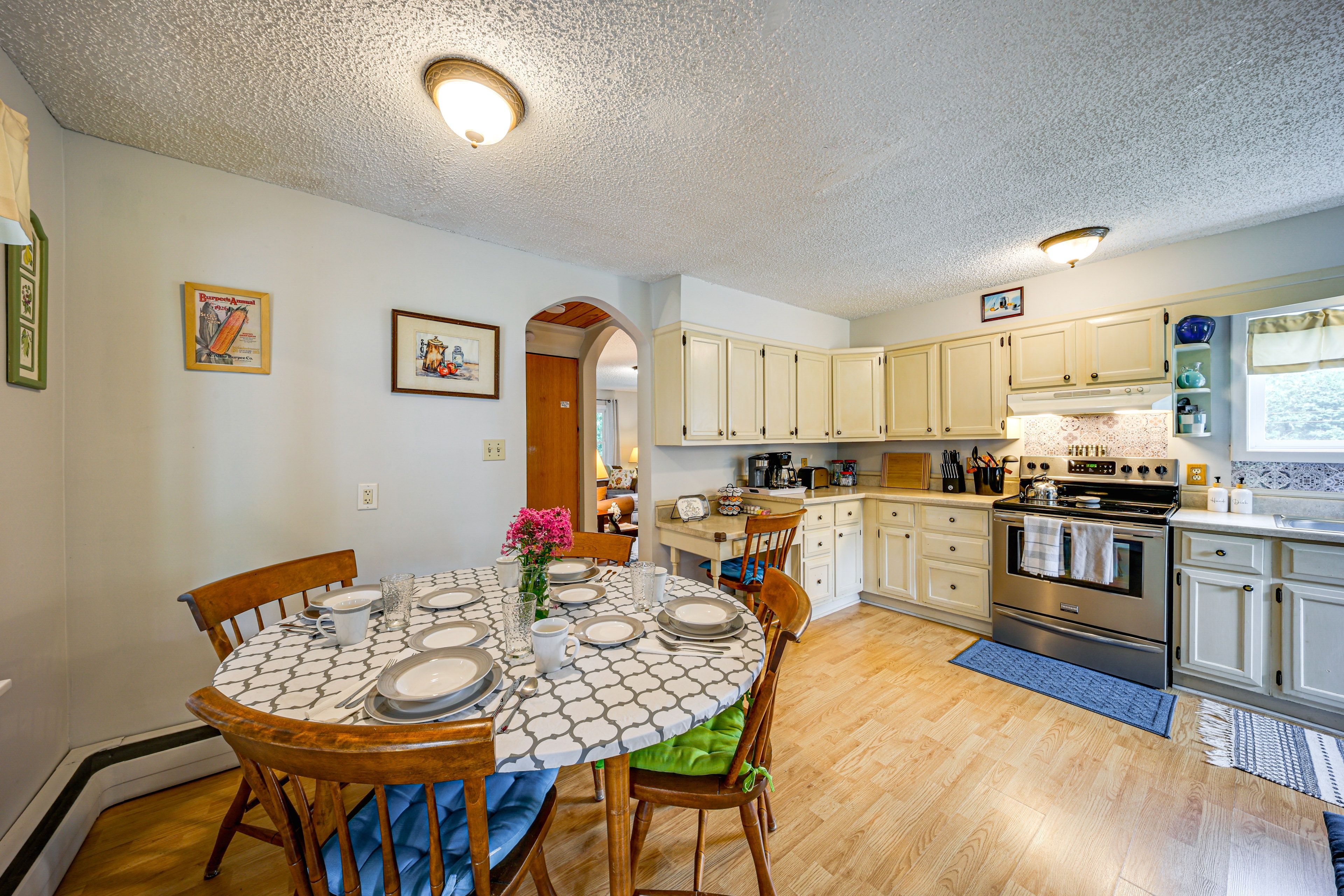Kitchen & Dining Area | Central A/C & Heating | Free WiFi