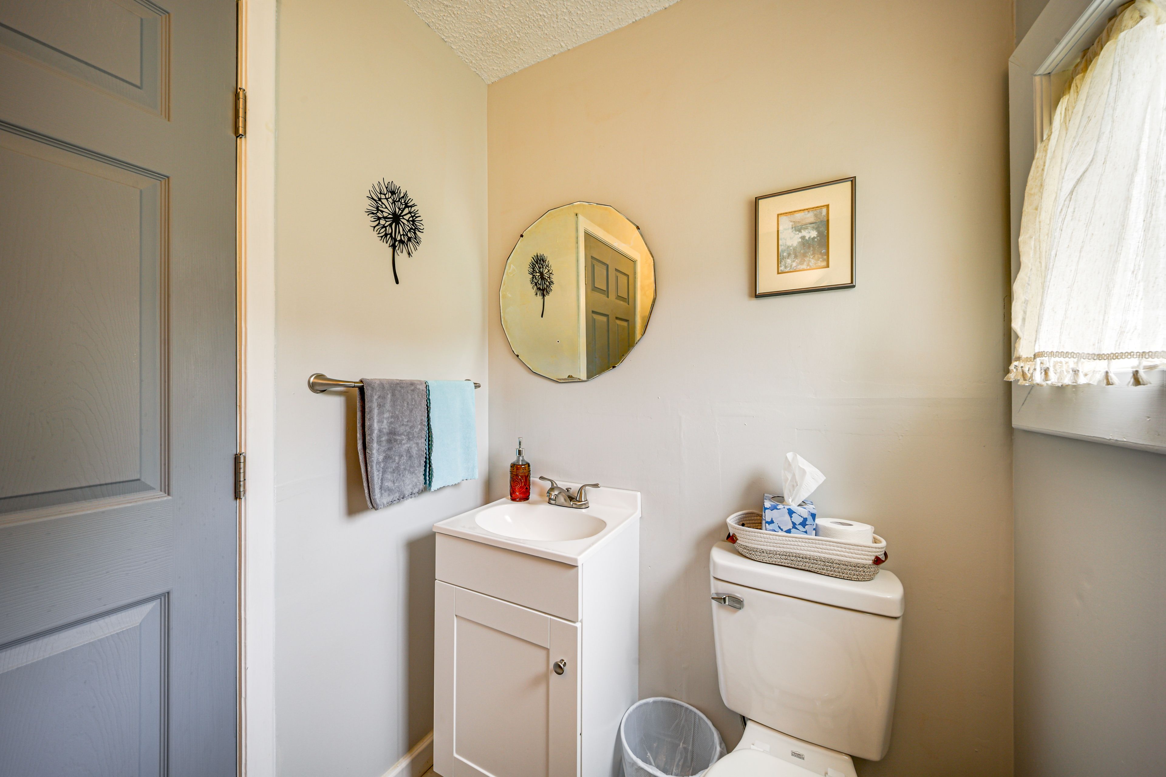 Half Bathroom | 1st Floor | Towels Provided