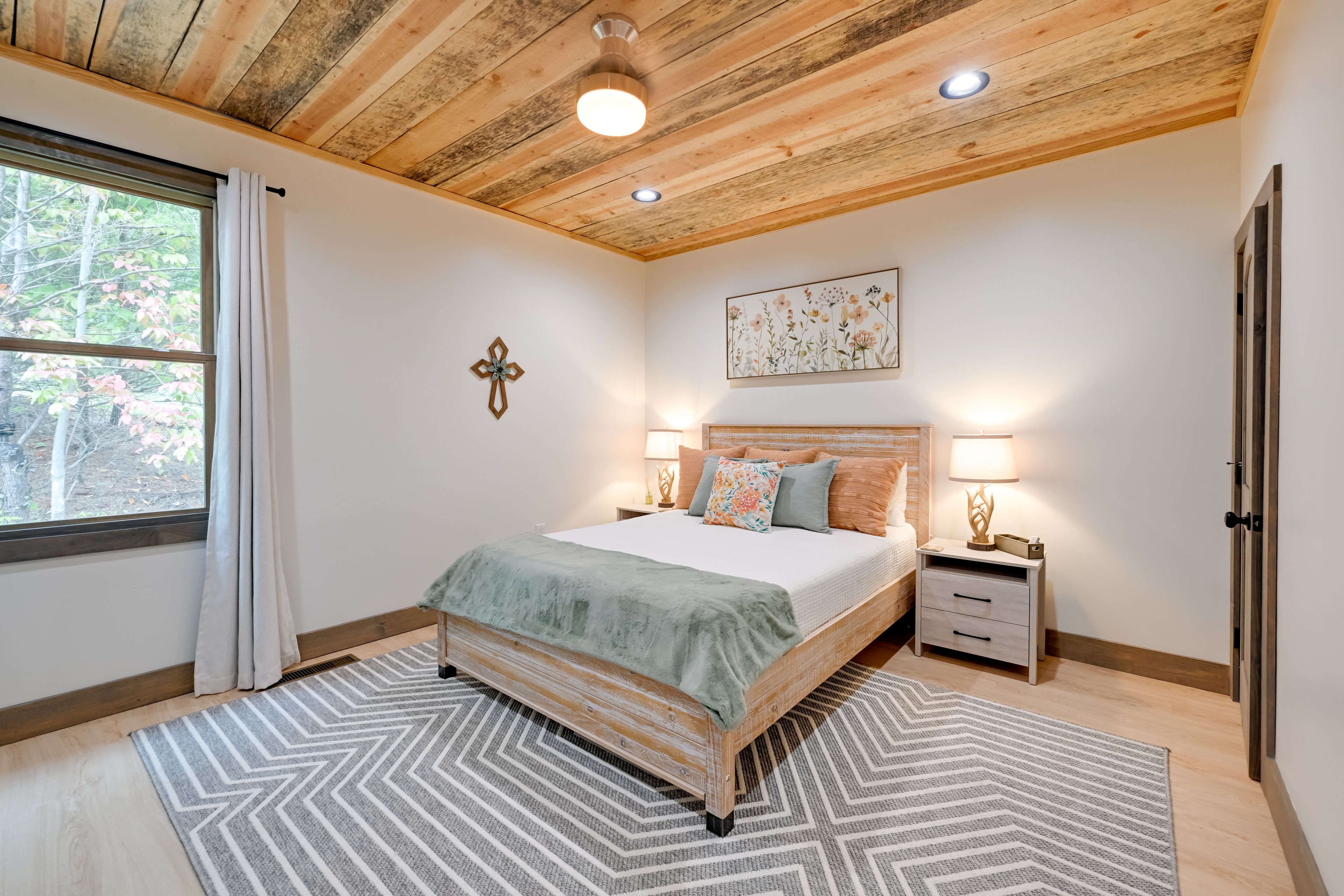 Bedroom 2 | Queen Bed | Smart TV | 1st Floor