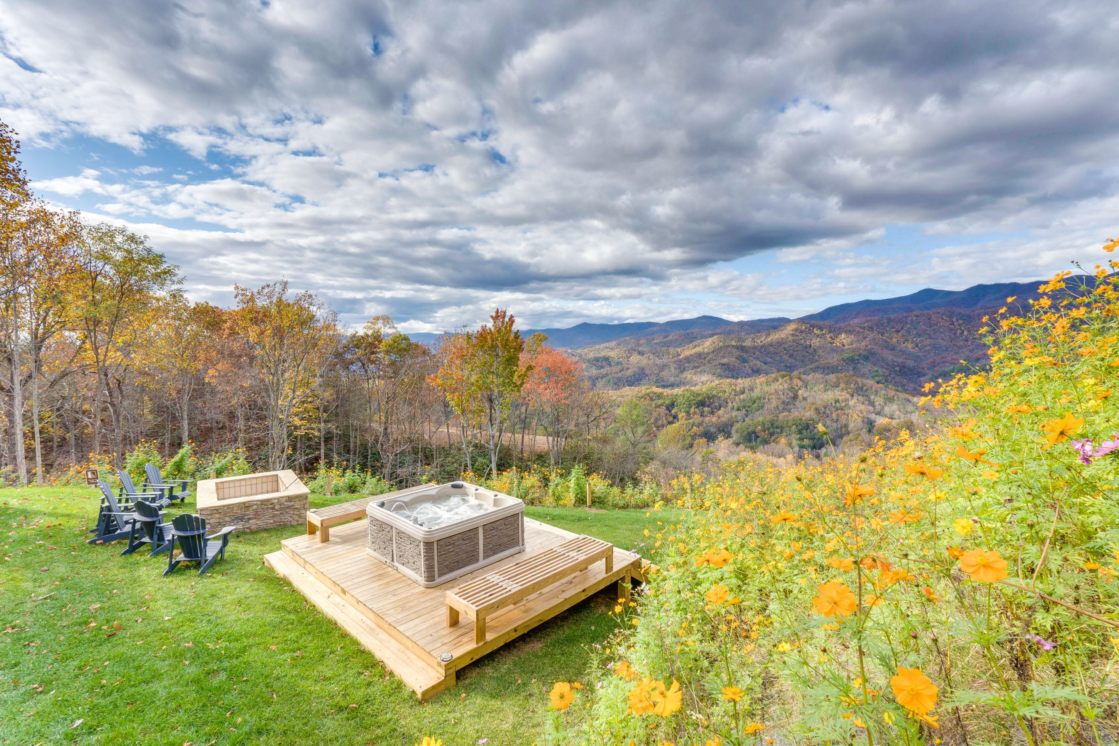 Backyard | Fire Pit | Hot Tub