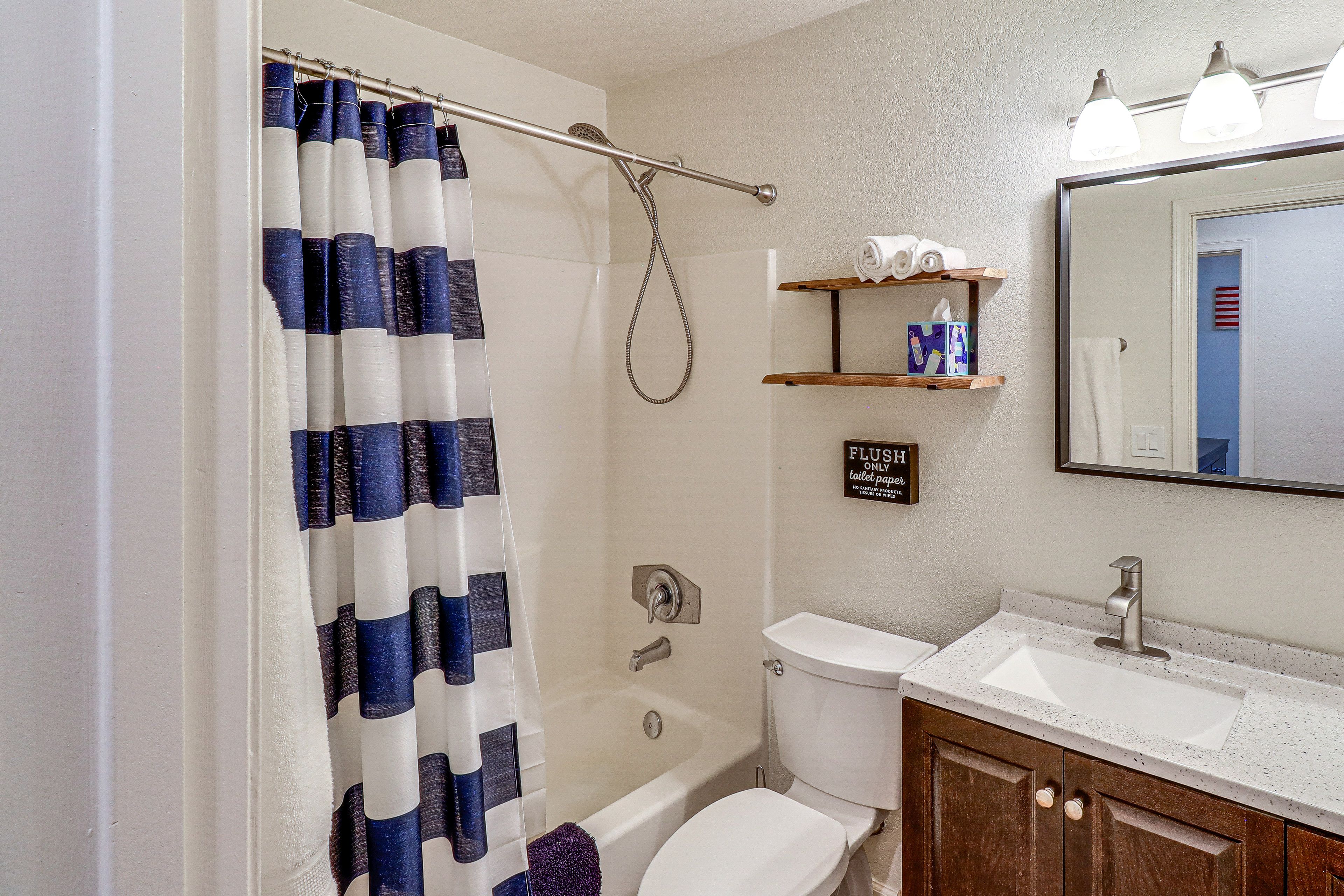 Full Bathroom | Towels Provided