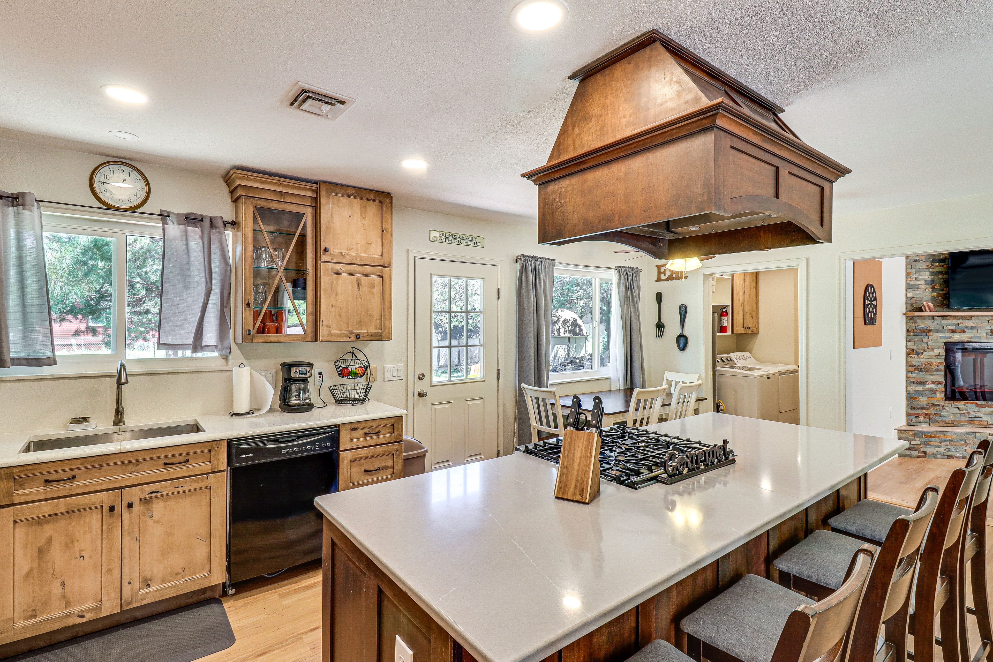 Kitchen | Keurig & Drip Coffee Makers | Toaster | Blender | Cooking Basics