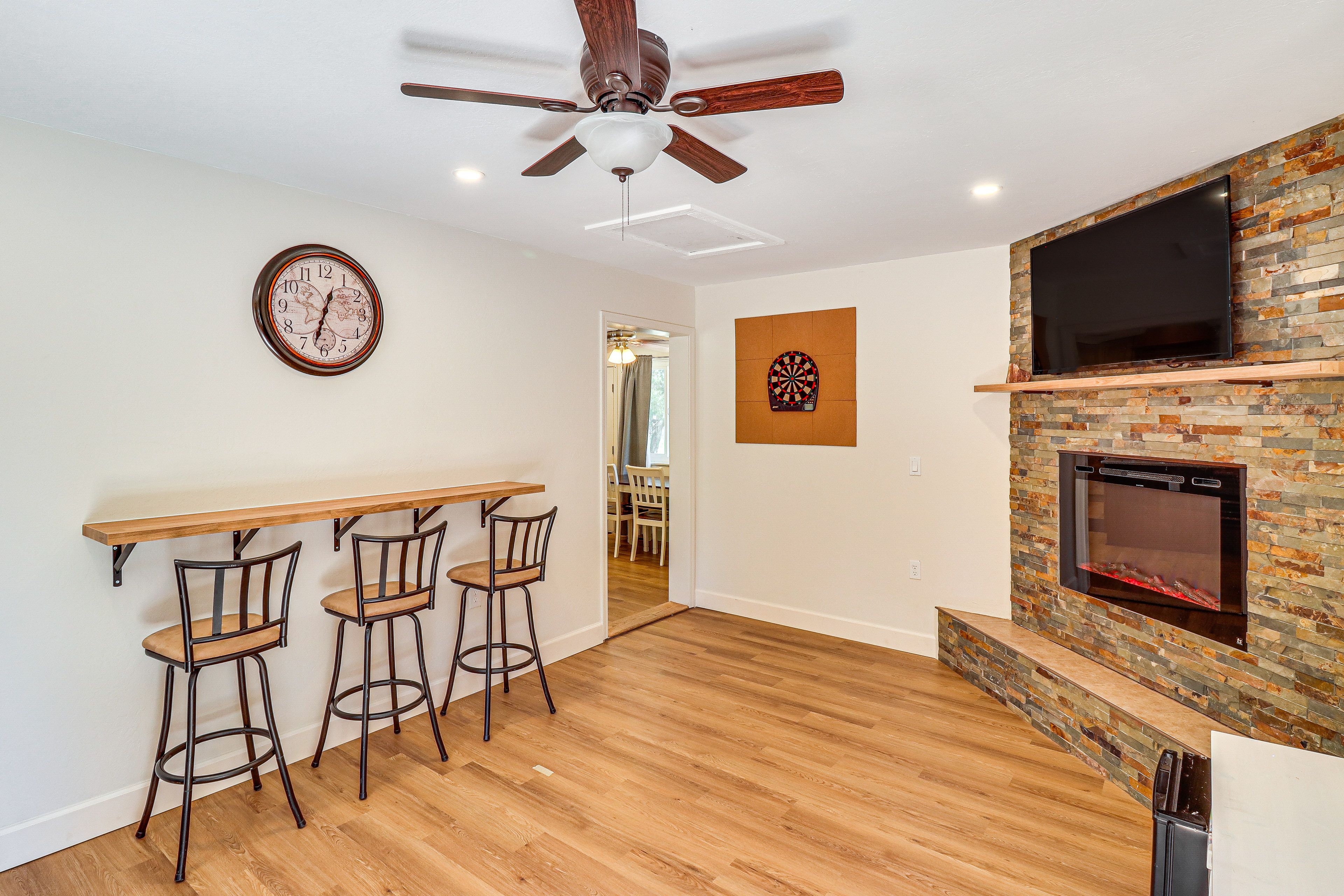 Game Room | Smart TV | Dartboard | Board Games | Electric Fireplace