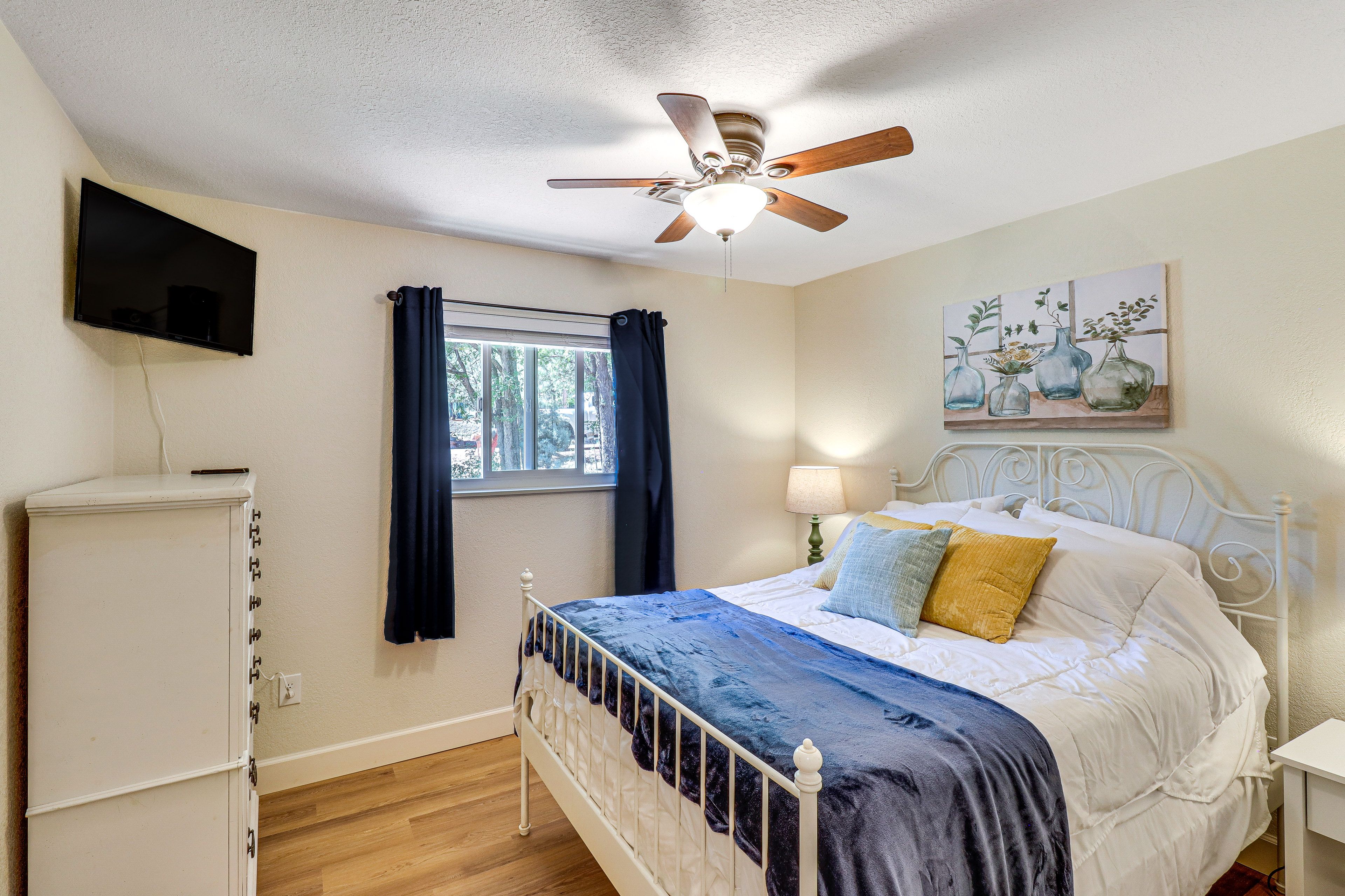 Bedroom 2 | Queen Bed | Smart TV