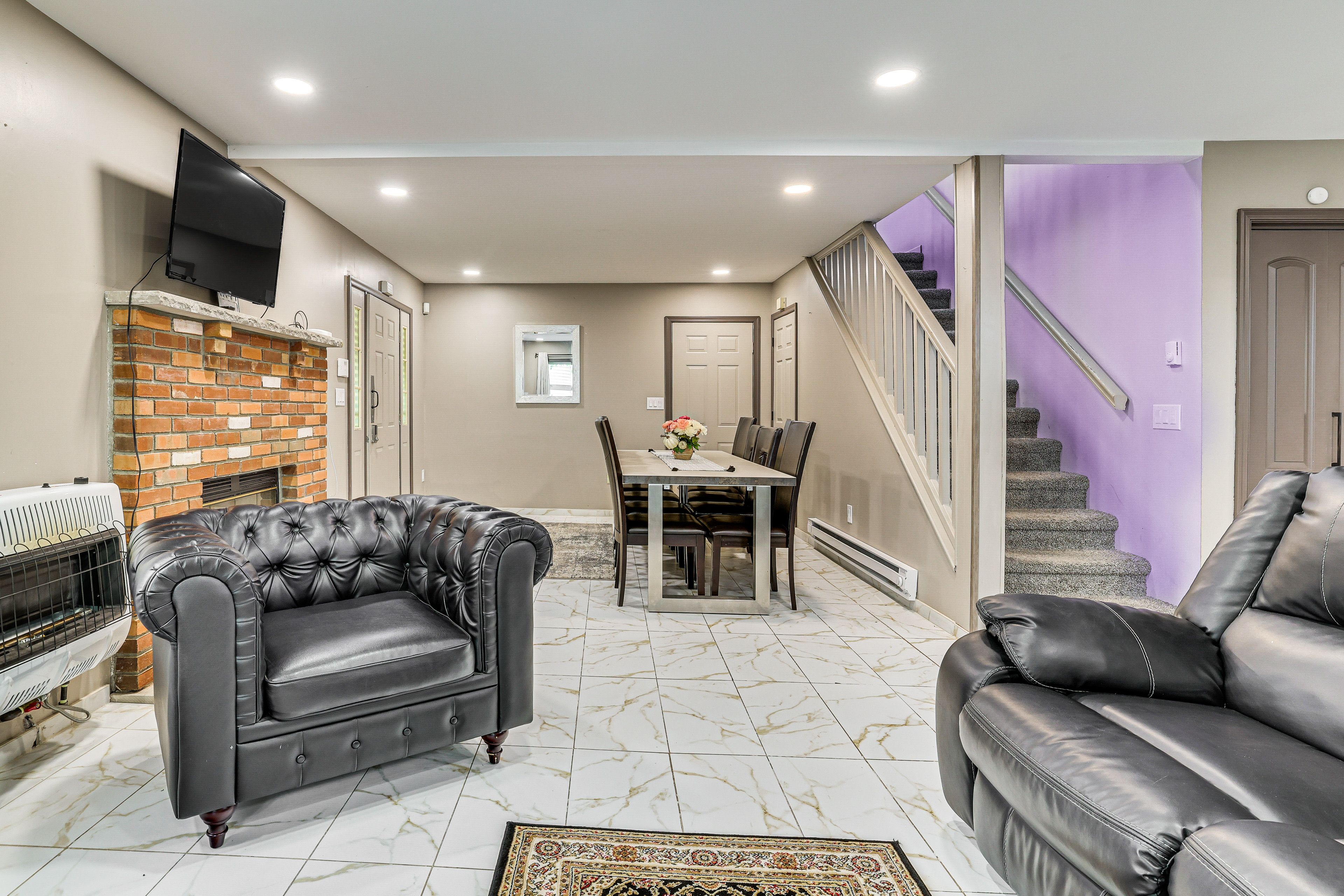 Living Room | 1st Floor | Central Heating | Window A/C | Smart TV