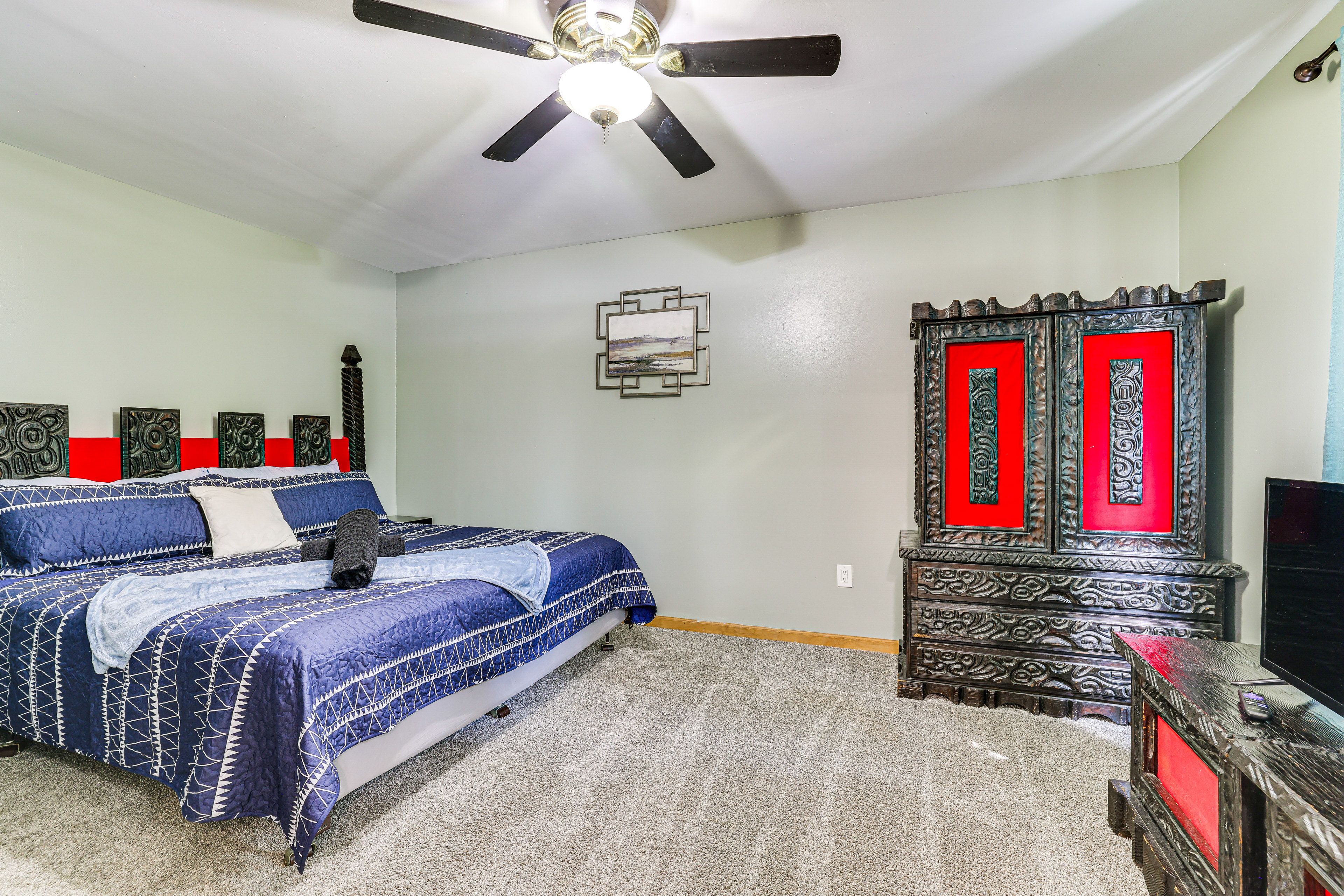 Bedroom 1 | King Bed | 1st Floor | Linens Provided | En-Suite Bathroom