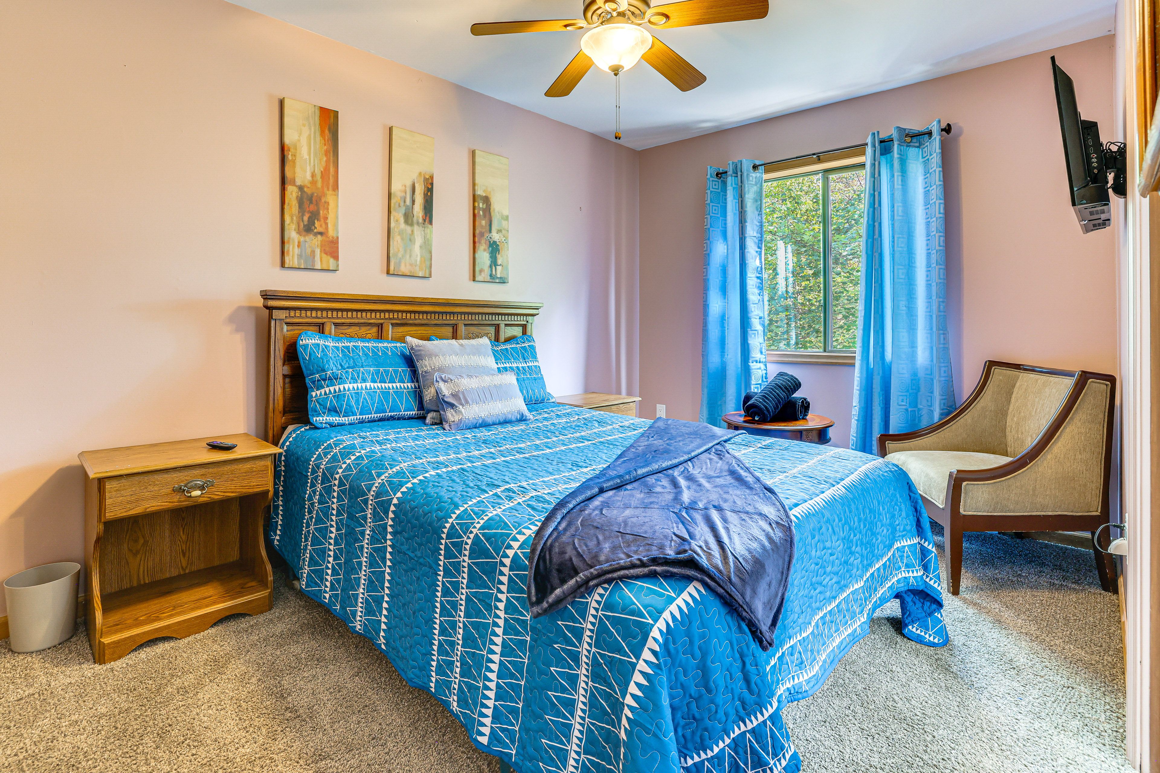 Bedroom 3 | Queen Bed | Hangers