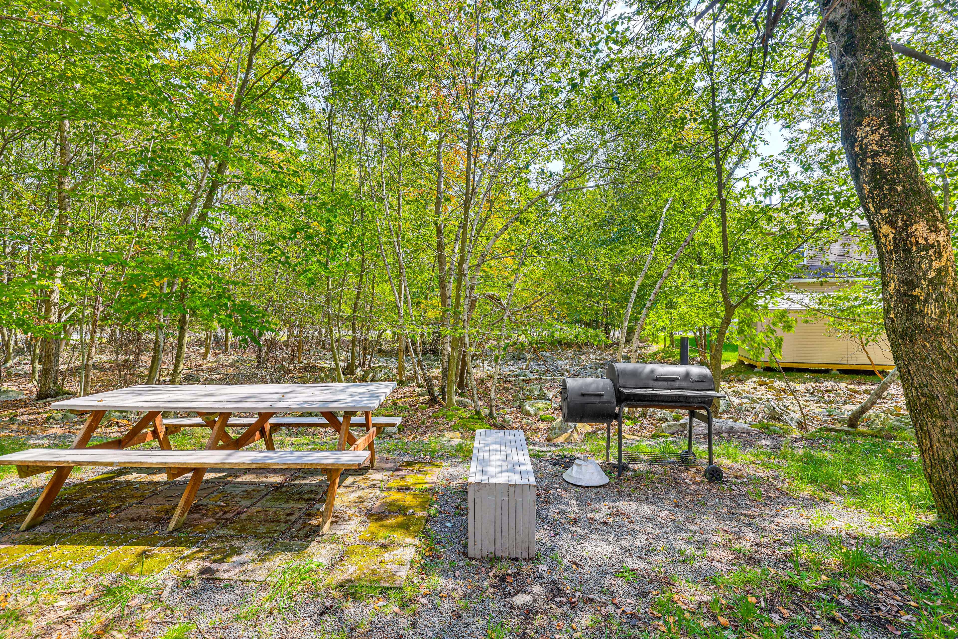 Private Yard | Picnic Table | Hot Tub | Fire Pit