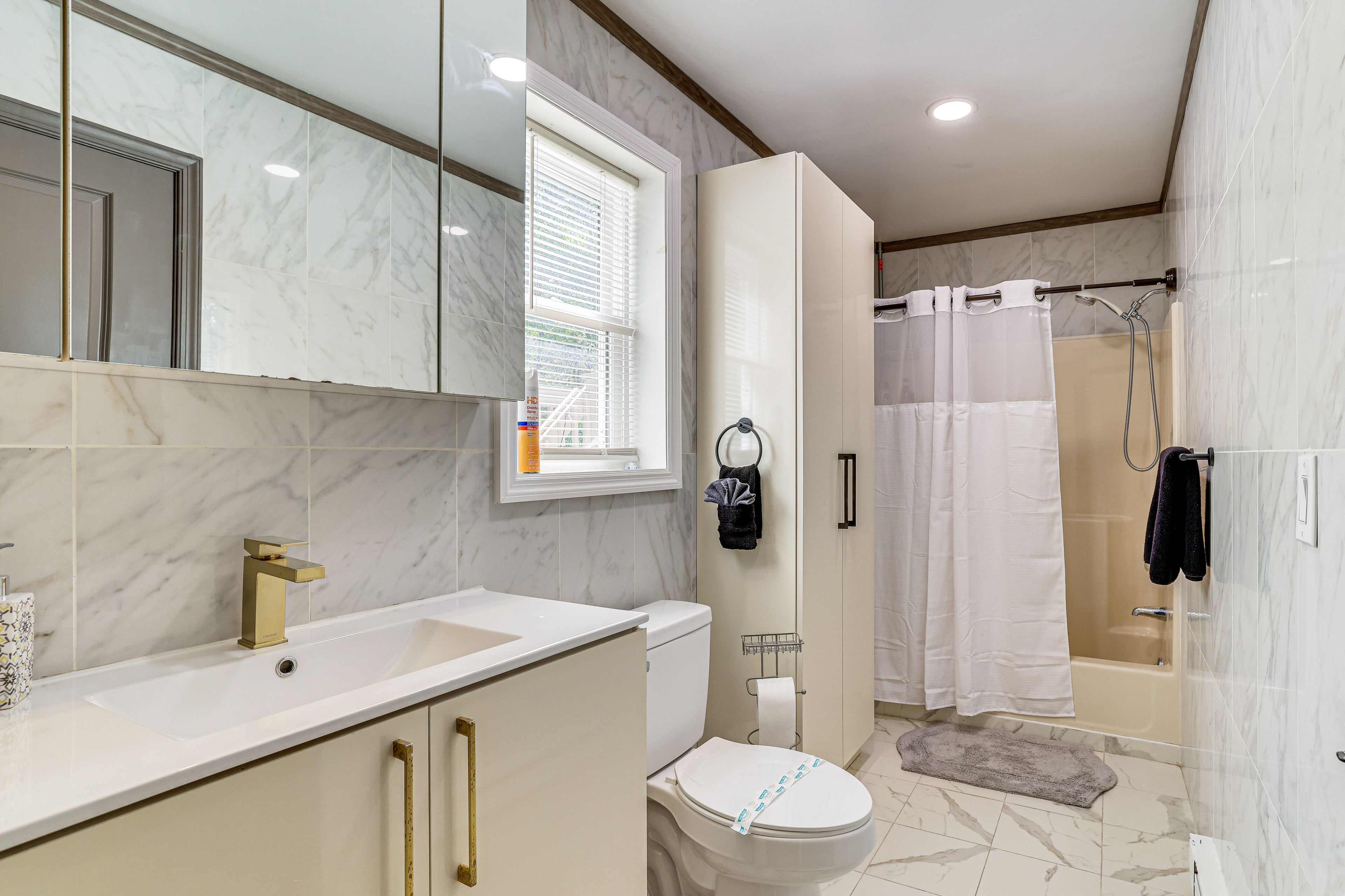 Full Bathroom | 1st Floor | Towels Provided | Complimentary Toiletries