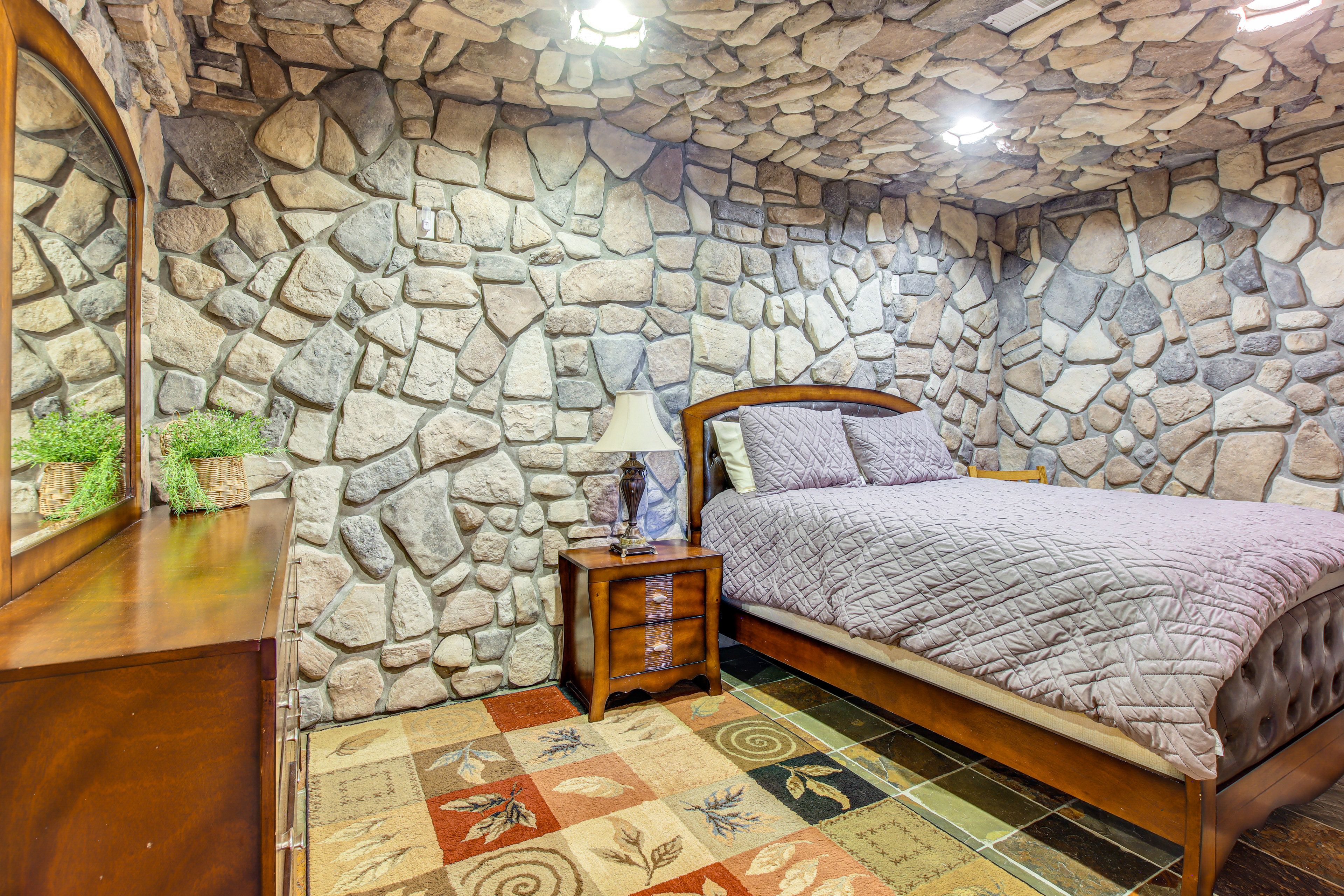 Bedroom 7 | Queen Bed | Basement Level