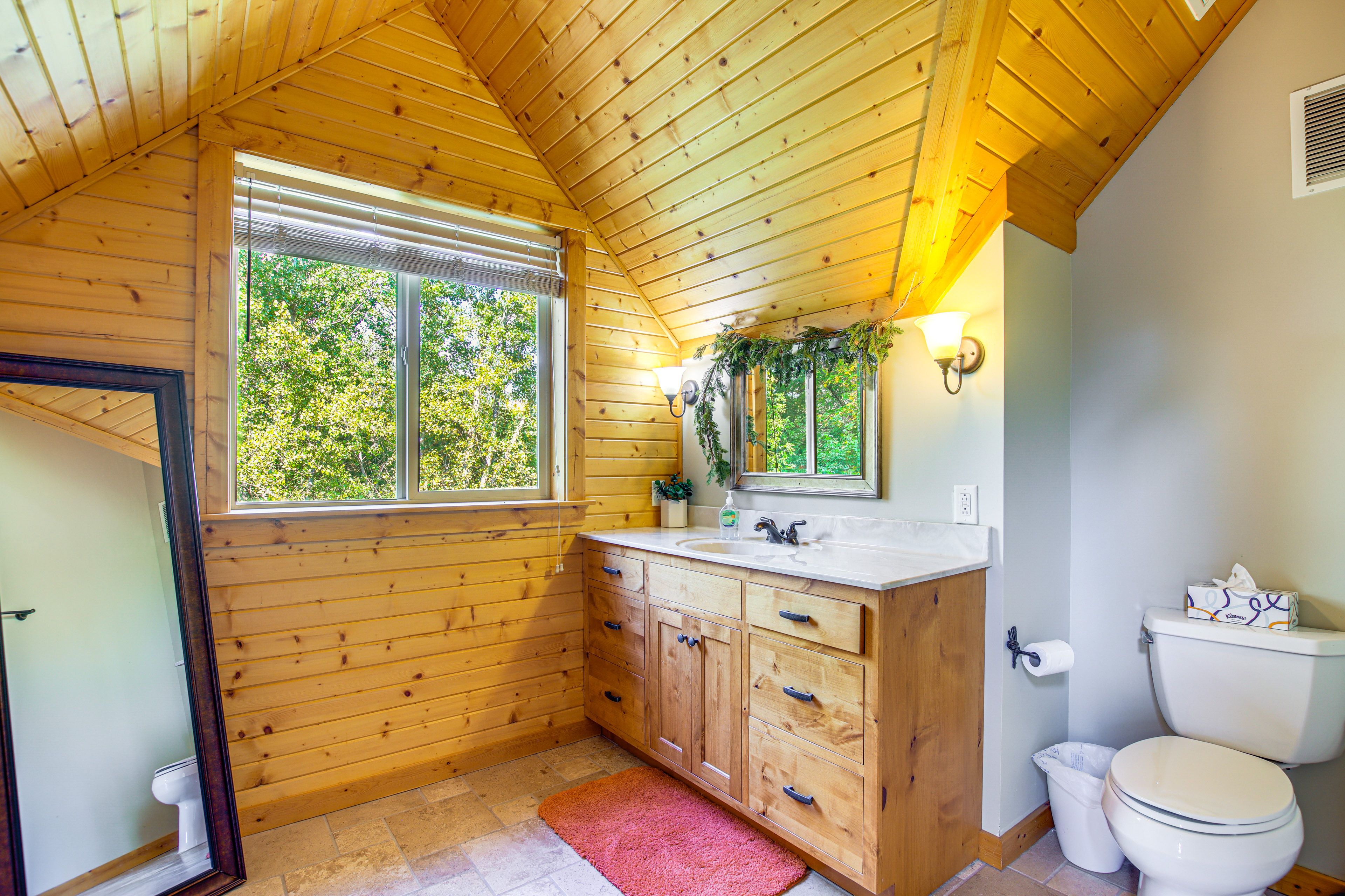 Bathroom | 2nd Floor