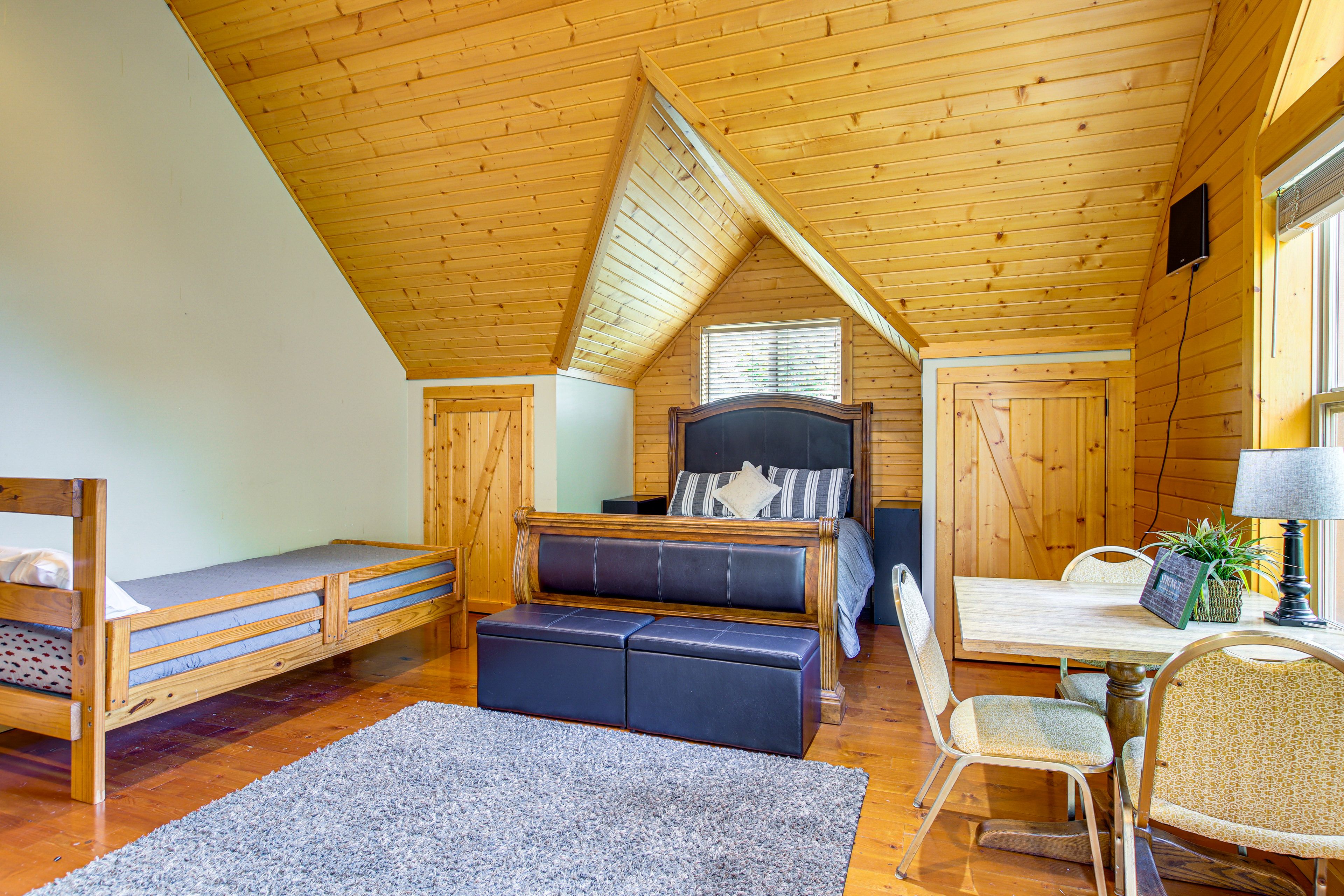 Bedroom 2 | Queen Bed | Twin Bed | 2nd Floor