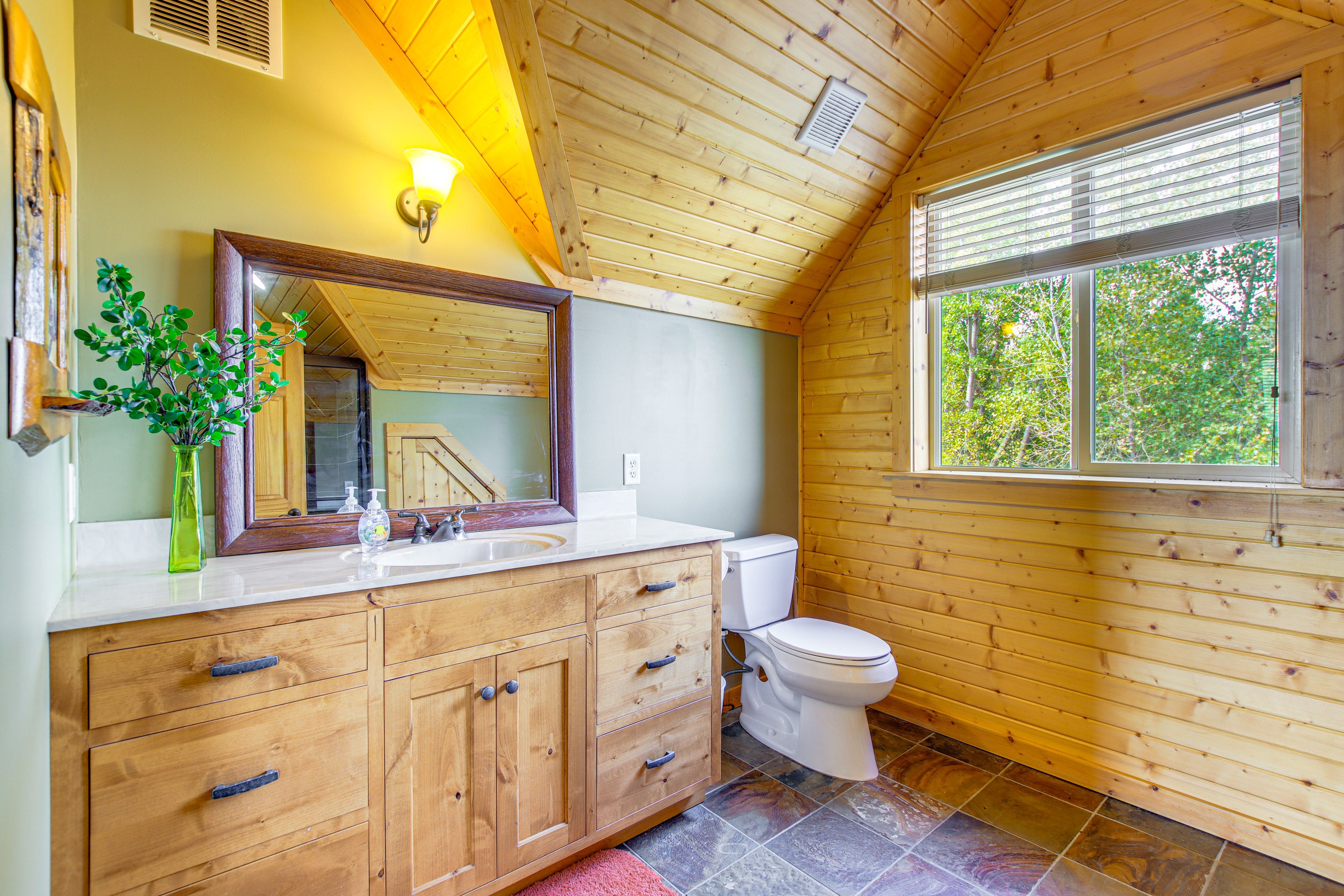 Bathroom | 2nd Floor