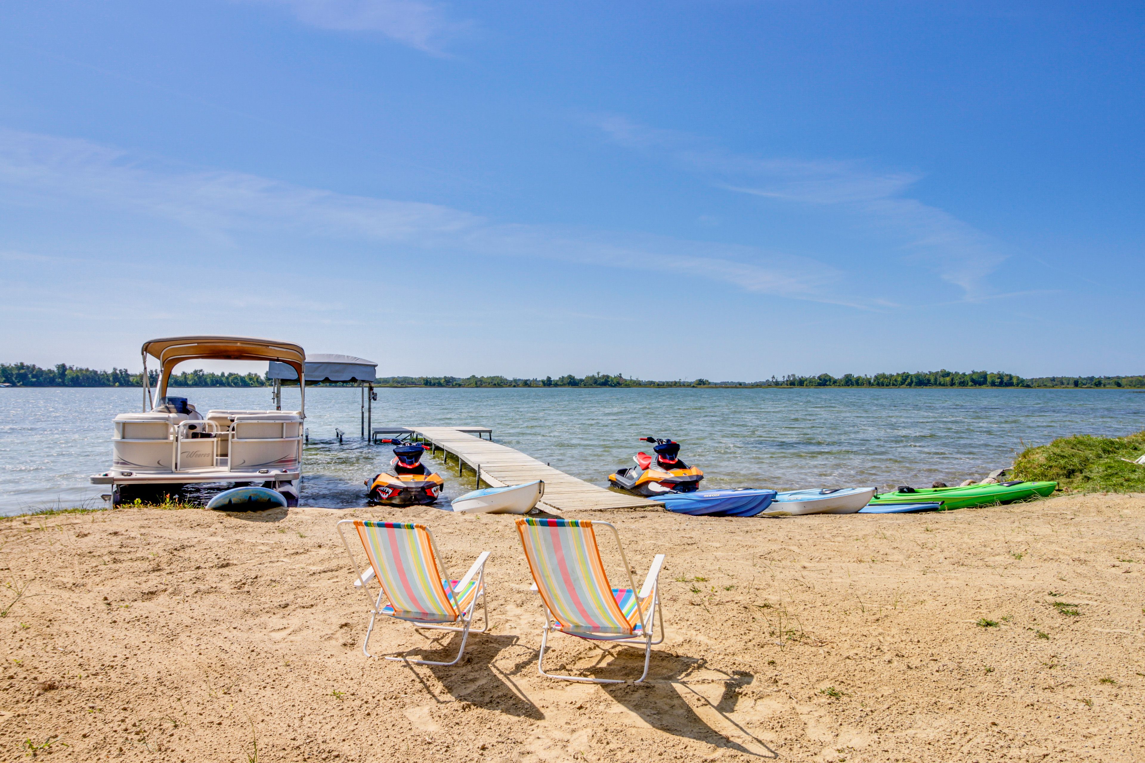 Round Lake Access | Private Dock & Sandy Beach
