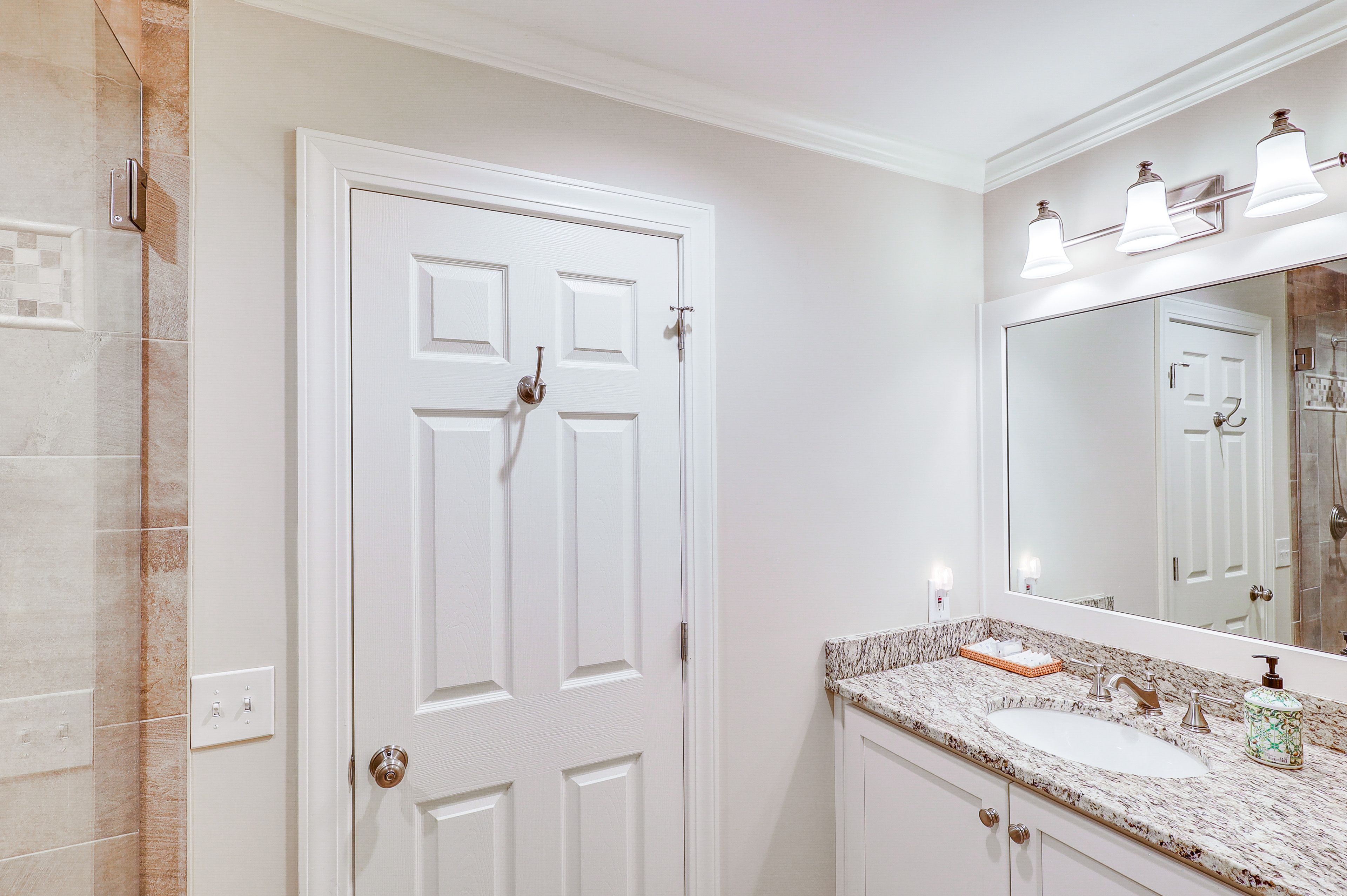 Full Bathroom | 2nd Floor