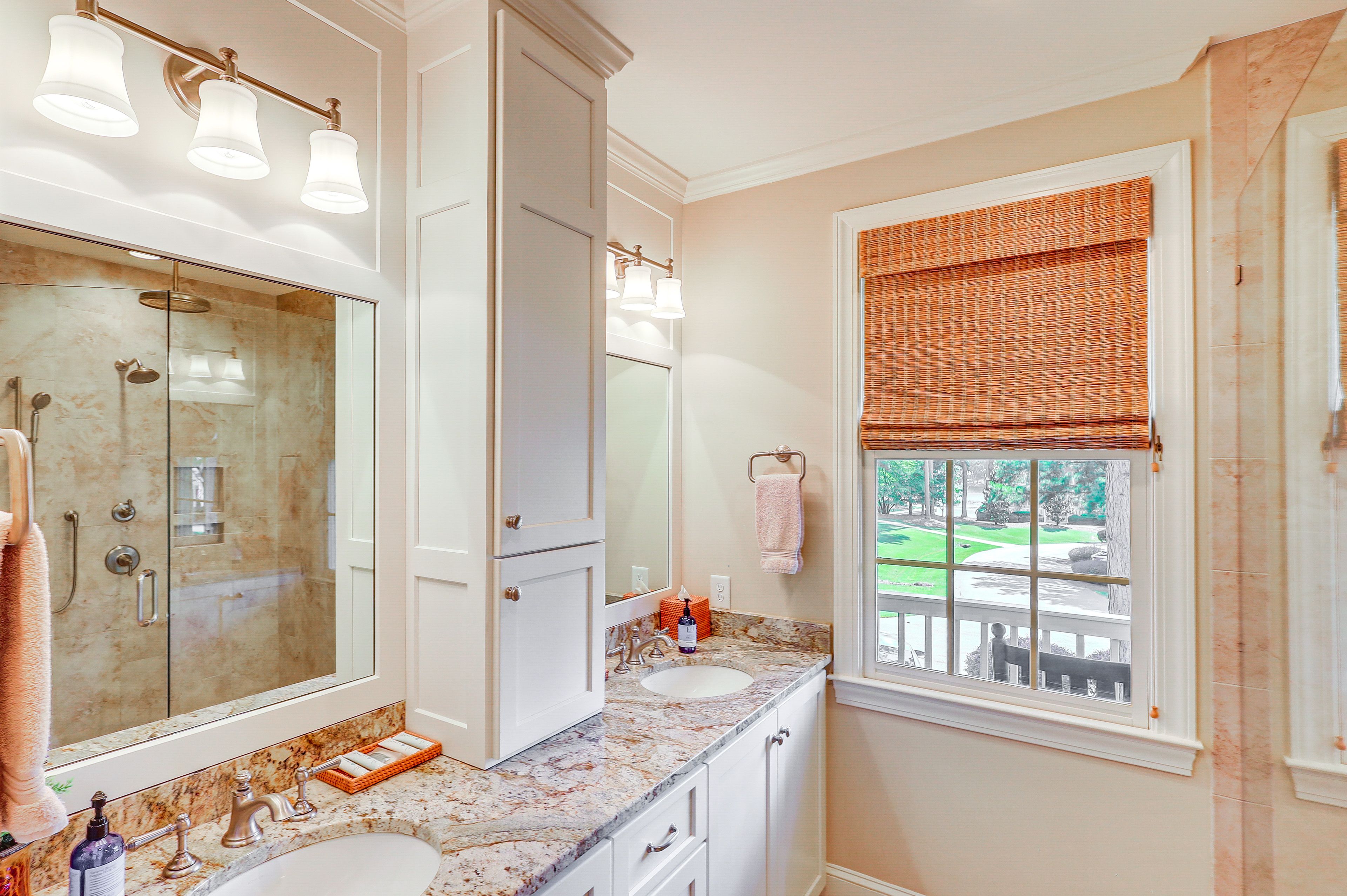 Full Bathroom | Towels Provided | Complimentary Toiletries | 1st Floor