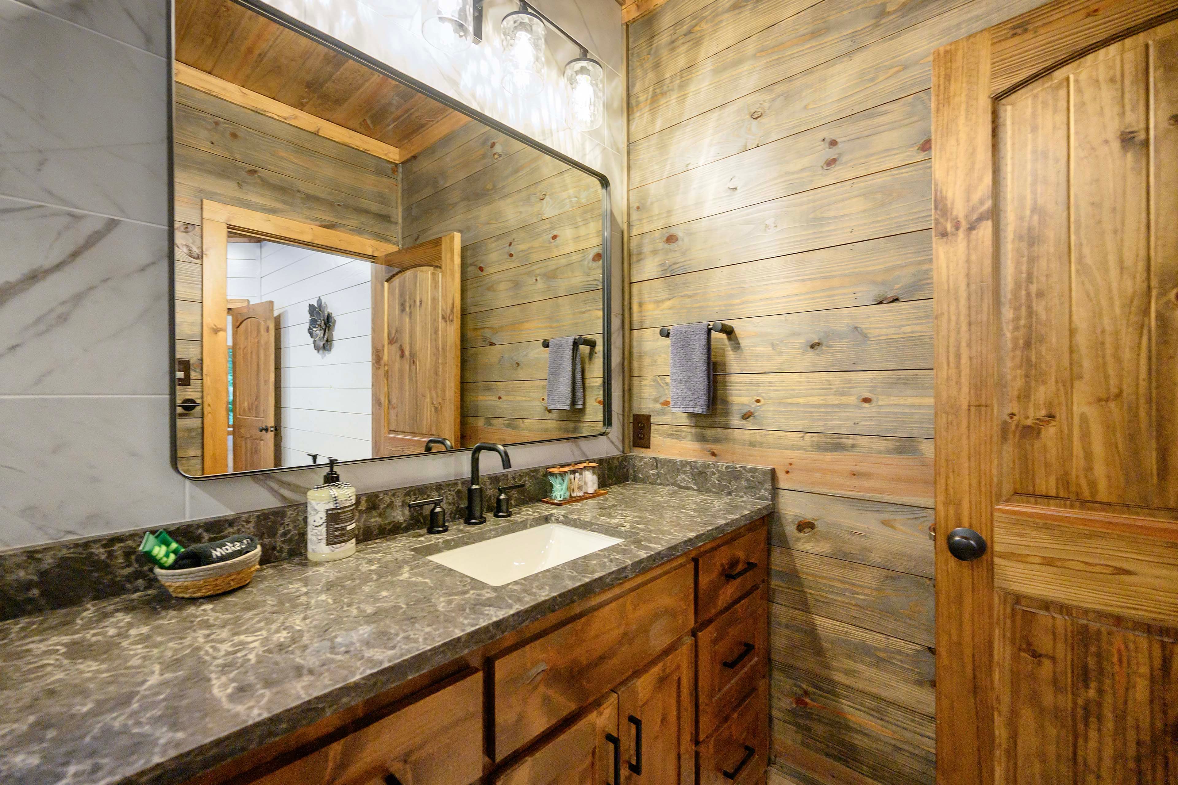En-Suite Bathroom | 1st Floor | Towels Provided