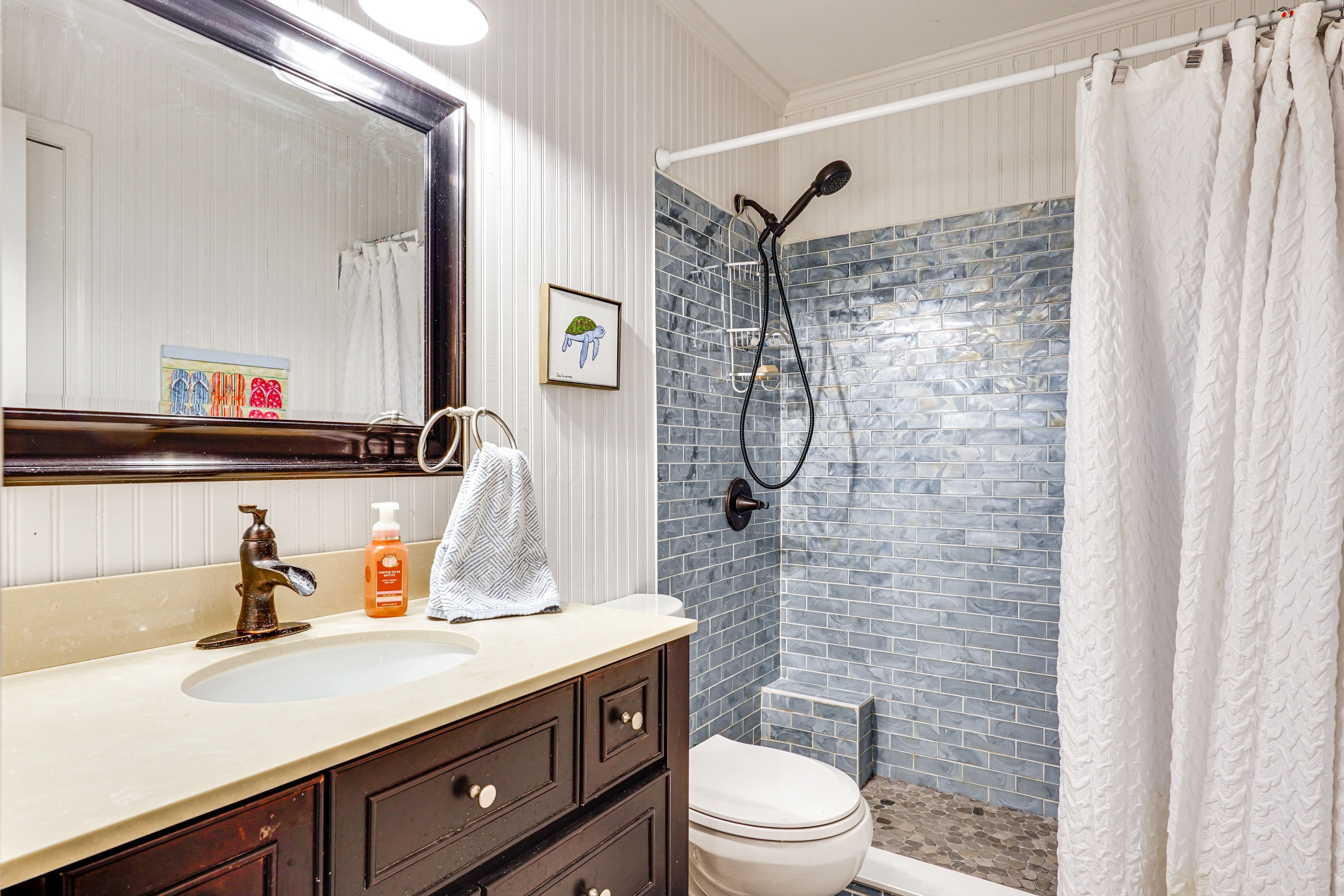 Full Bathroom | Main Level | Complimentary Toiletries