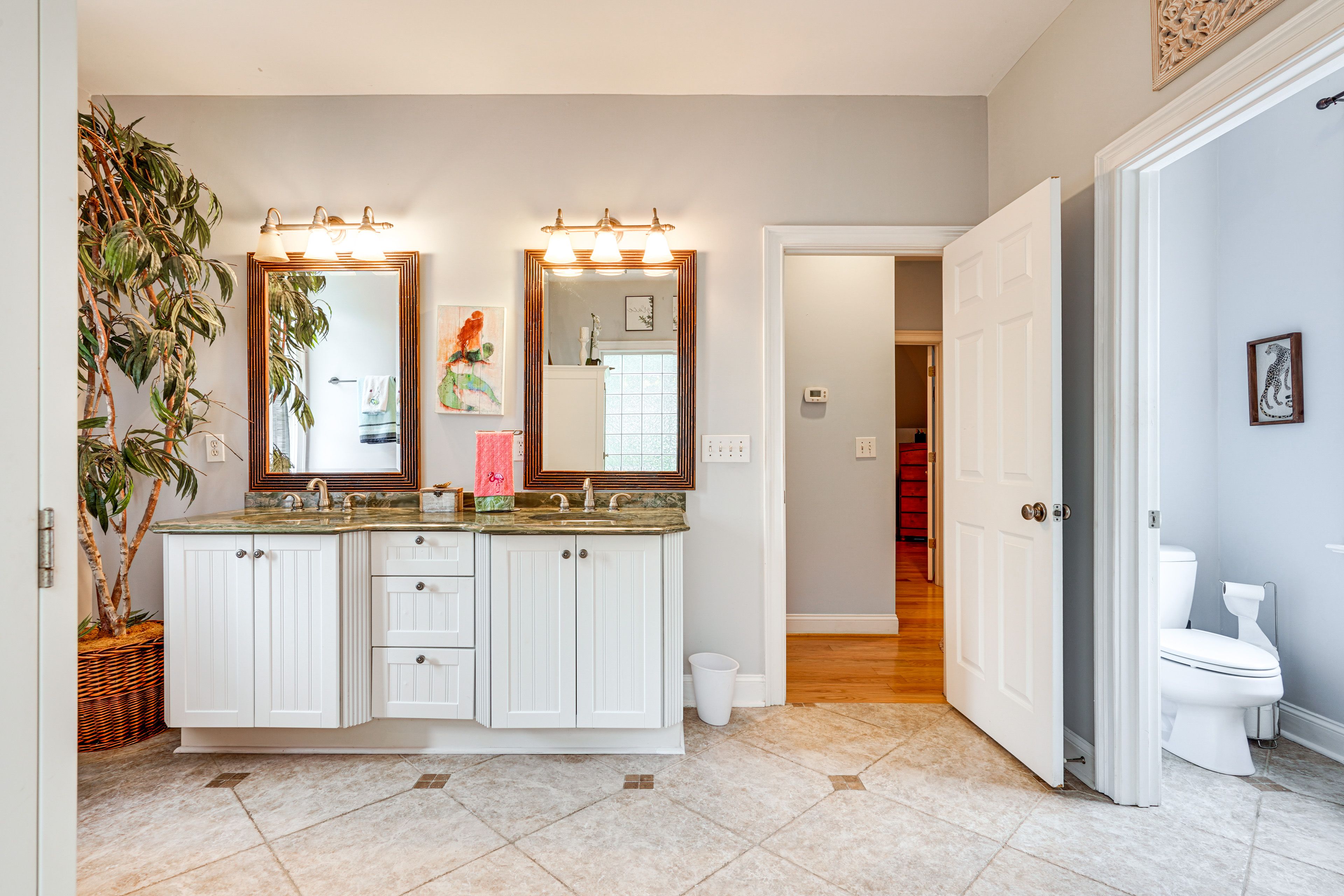 Full Bathroom | Upper Level | Complimentary Toiletries