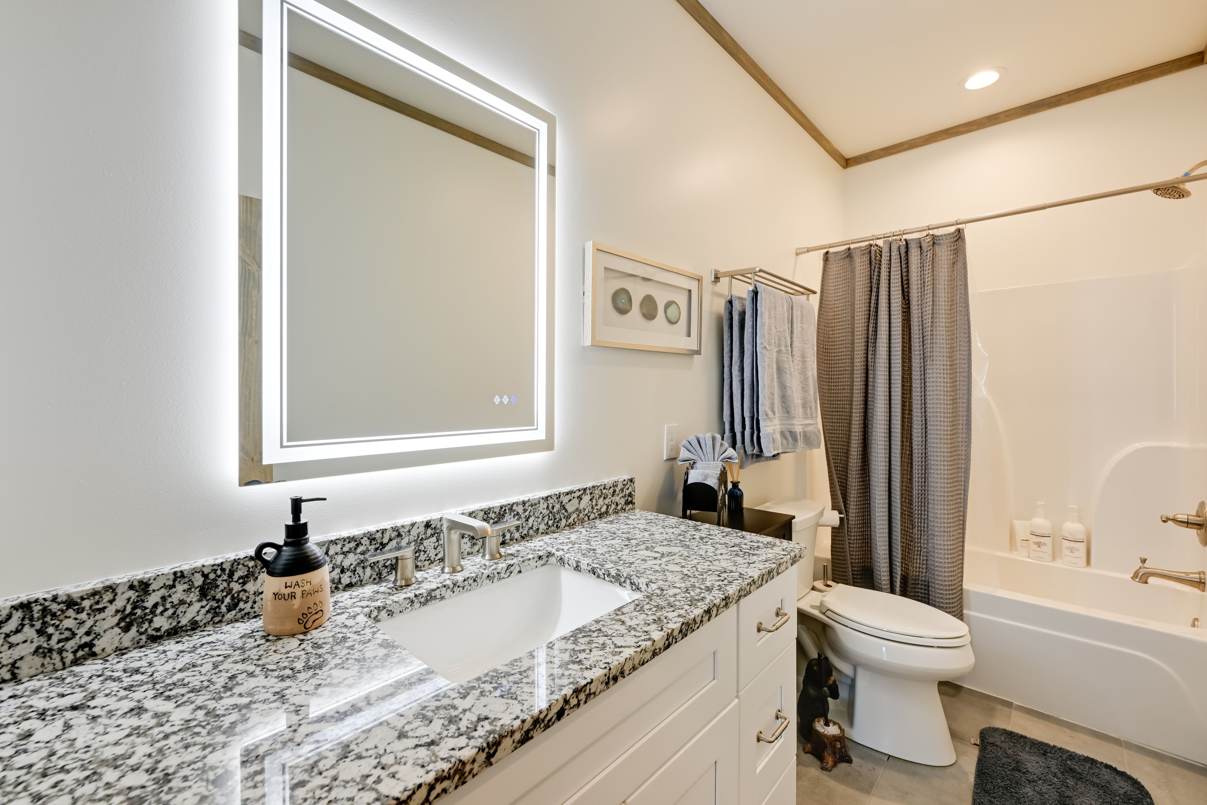 Full Bathroom | Complimentary Toiletries | 1st Floor