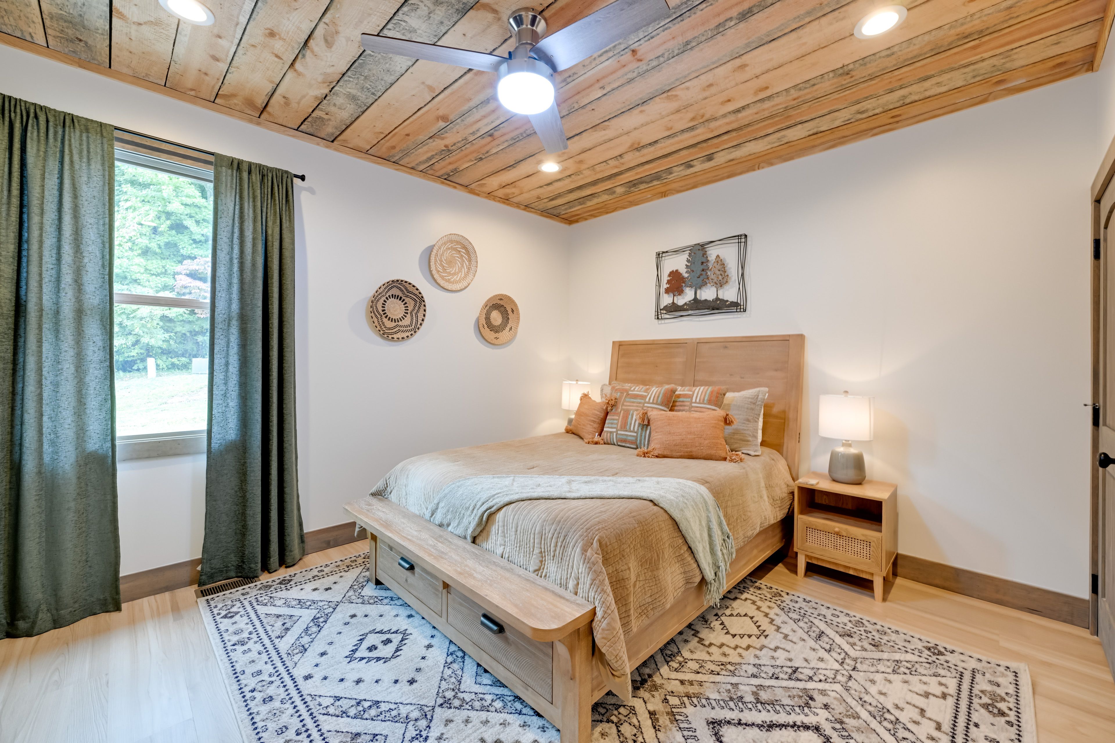Bedroom 2 | Queen Bed | Smart TV | 1st Floor