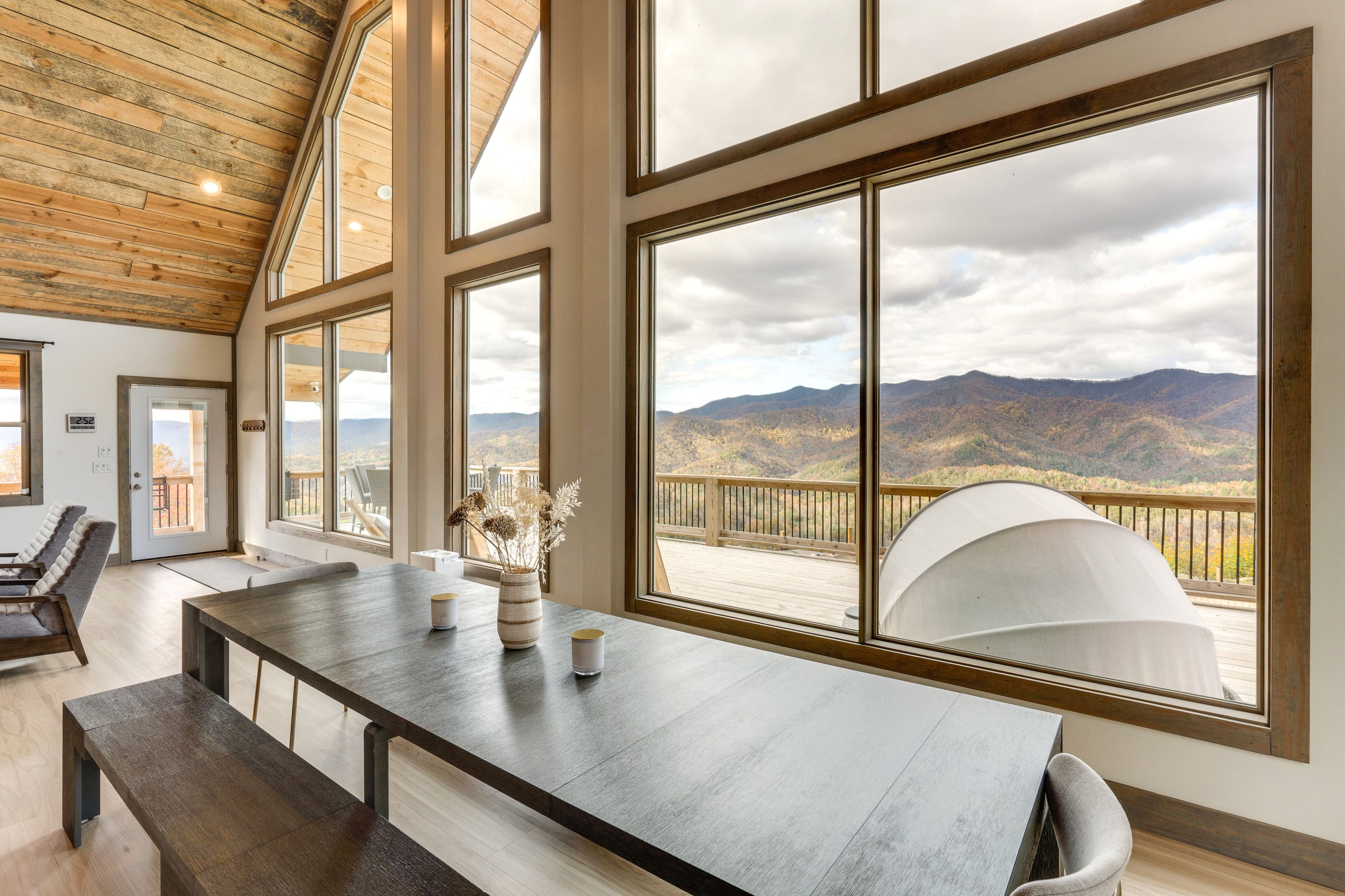 Dining Area | Dishware/Flatware Provided | 1st Floor