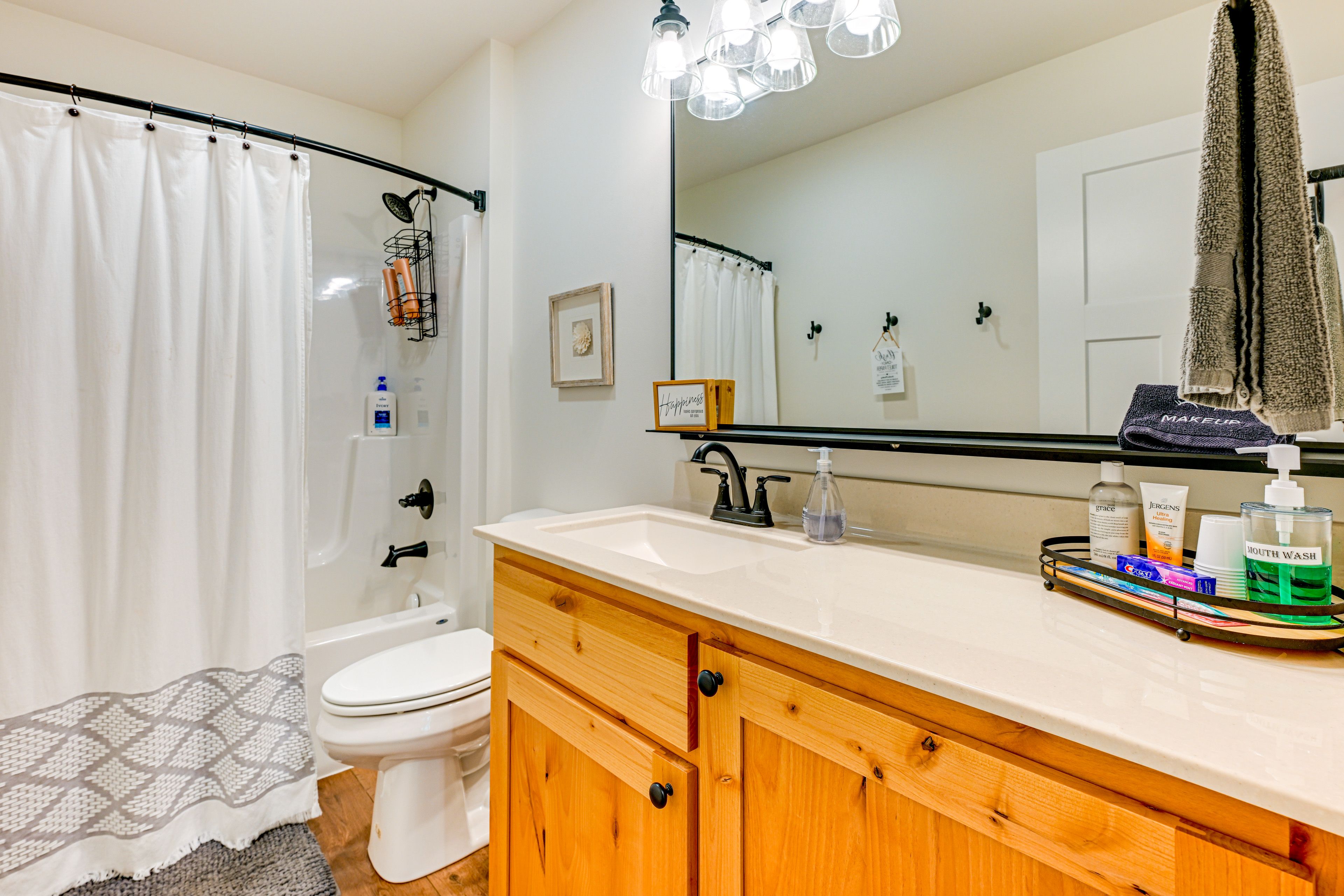 Full Bathroom | Towels Provided | 2nd Floor