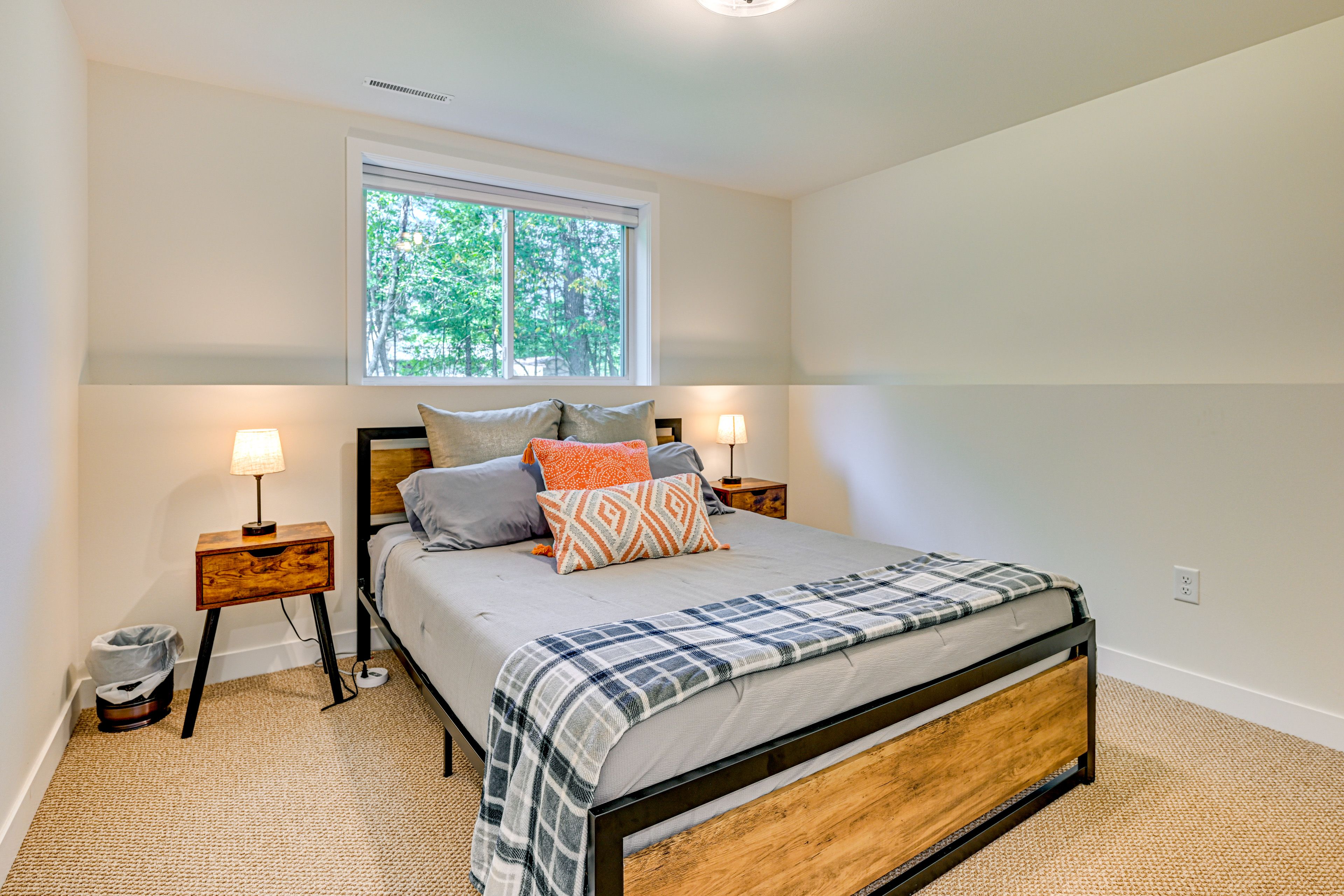 Bedroom 4 | Queen Bed | 1st Floor