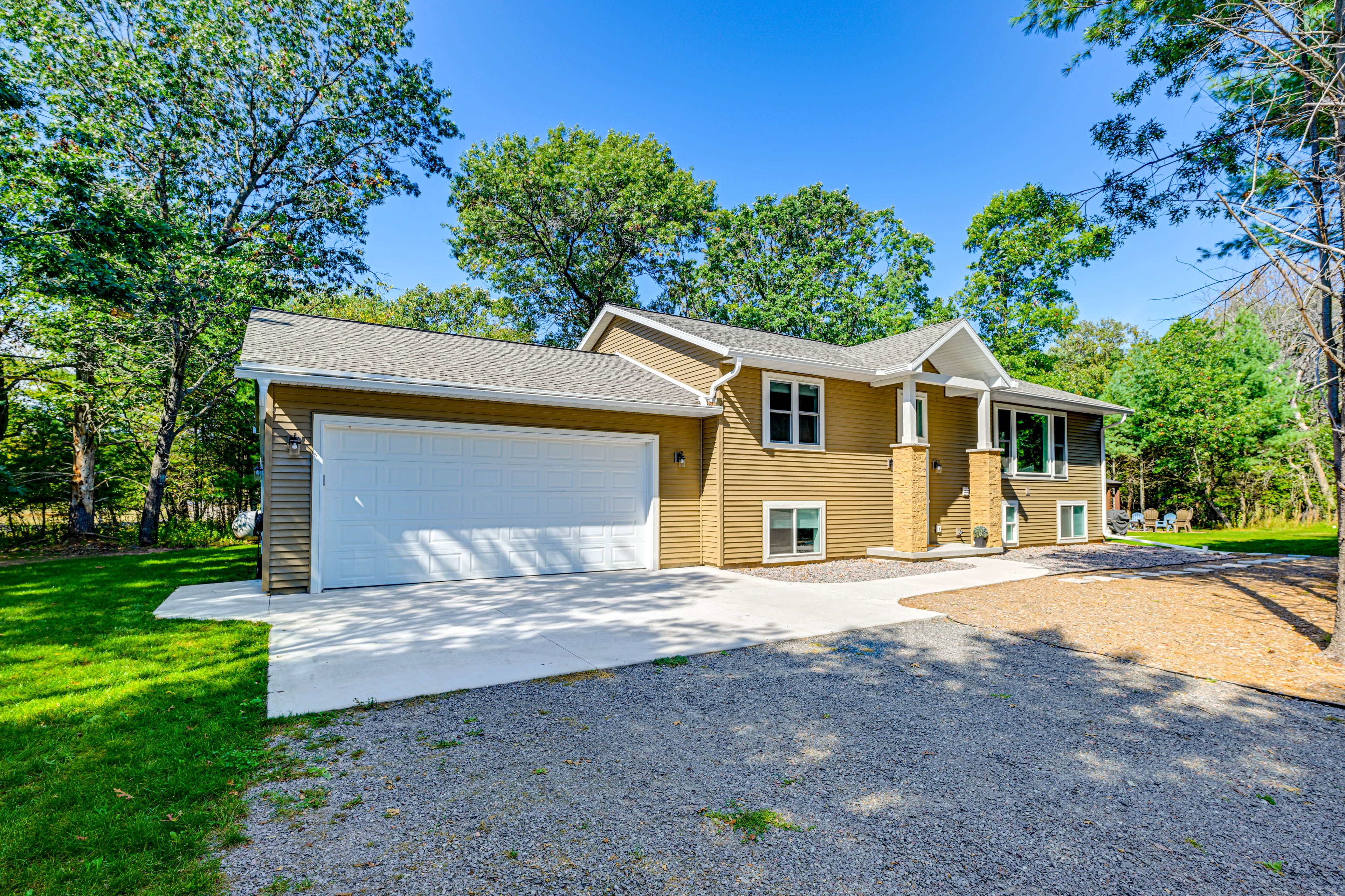 Parking | Garage (2 Vehicles) | Driveway (5 Vehicles) | RV/Trailer Parking